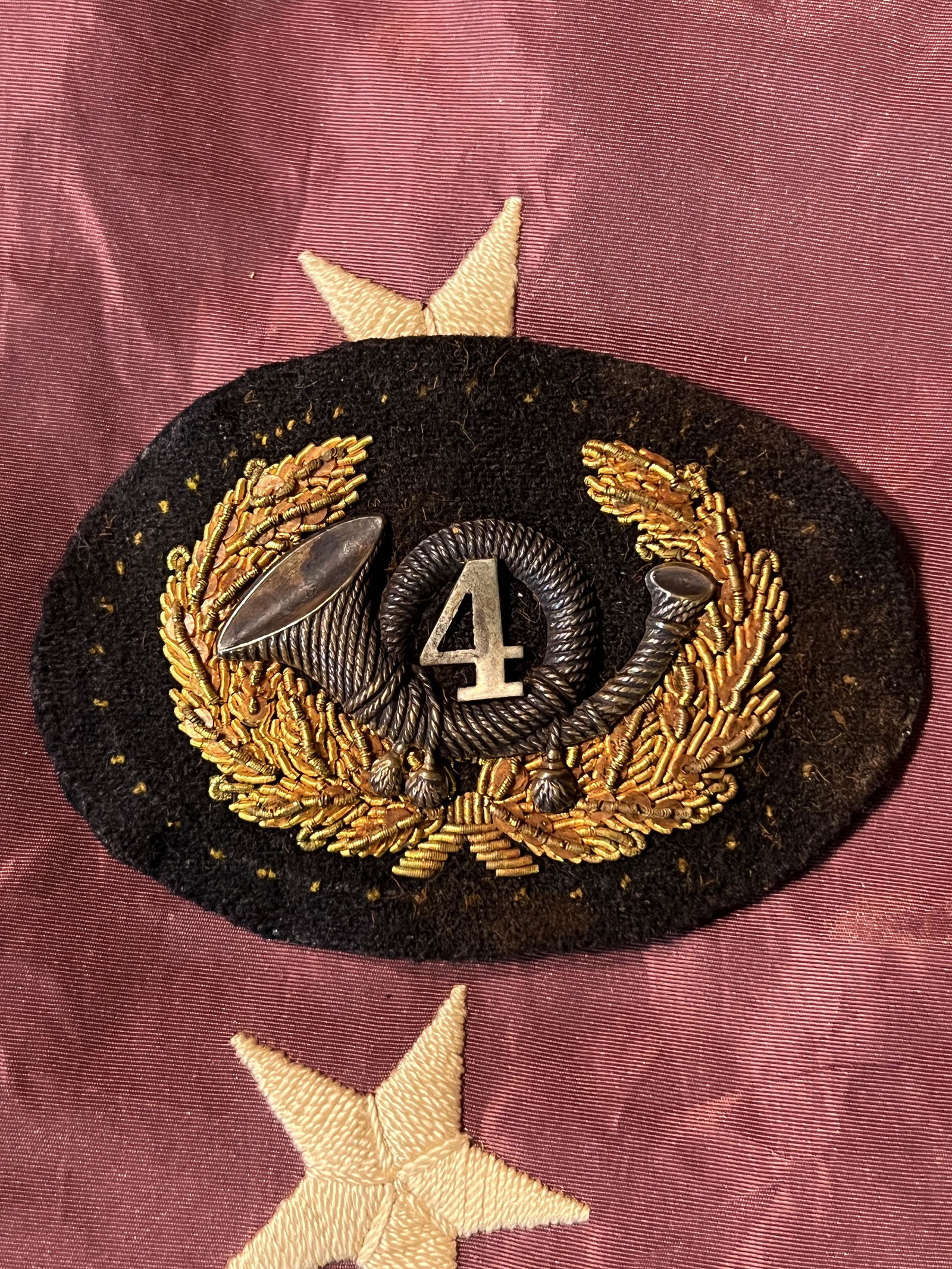 RARE CIVIL WAR INFANTRY #4 OFFICER SLOUCH HAT INSIGNIA: RARE CIVIL WAR INFANTRY #4 OFFICER SLOUCH HAT INSIGNIA. A RARE FIND. IT IS IN MINT OVERALL SHAPE AND CONDITION WITH A BEAUTIFUL OVERALL PATINA. HAS A GREAT LOOK TO IT WITH AN EXCELLENT OVERALL EYE APP