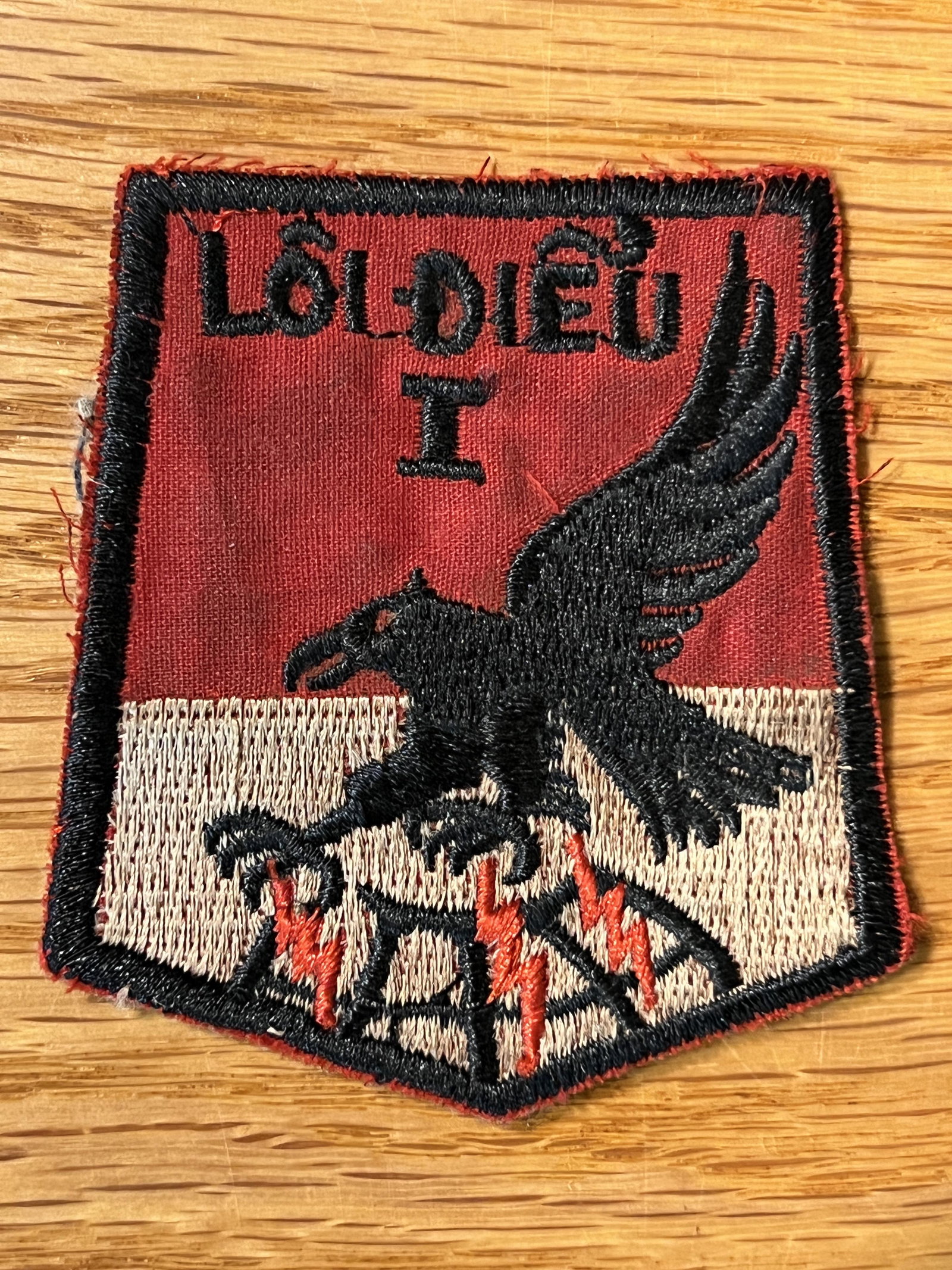 VIETNAM WAR ARVN AIR FORCE 1ST FLYING GROUP PATCH: VIETNAM WAR ARVN AIR FORCE 1ST FLYING GROUP "LOI DIEU 1" THUNDERBIRD PATCH. A RARE FIND. IT IS IN MINT OVERALL SHAPE AND CONDITION WITH A BEAUTIFUL OVERALL PATINA. A GREAT FIND AND AN EXCELLENT ADDITI