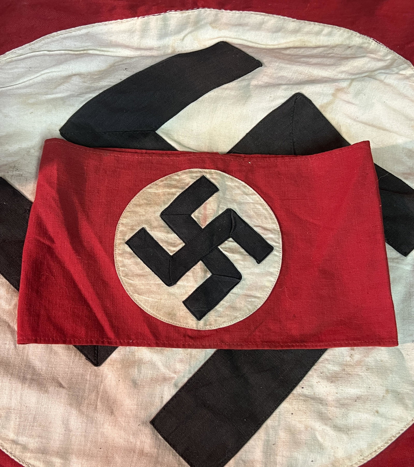 WW2 GERMAN WAFFEN SS OFFICER UNIFORM ARMBAND: WW2 GERMAN WAFFEN SS OFFICER UNIFORM ARMBAND. A RARE FIND. IT IS IN MINT OVERALL SHAPE AND CONDITION WITH A BEAUTIFUL OVERALL PATINA. HAS A GREAT LOOK TO IT WITH AN EXCELLENT OVERALL EYE APPEAL. A GRE
