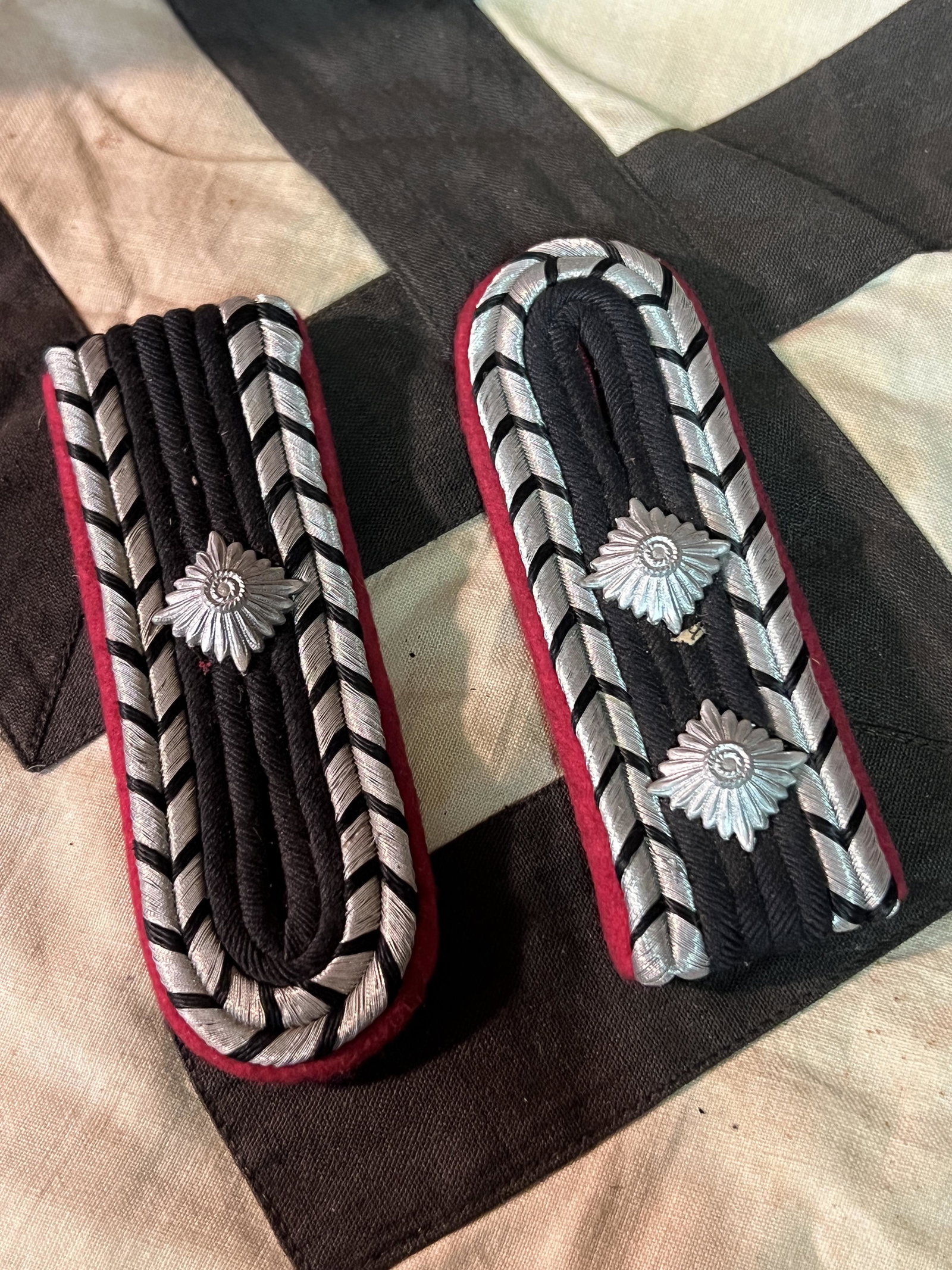 RARE WW2 GERMAN TOTENKOPF SS DIV. UNIFORM SHOULDER BOARDS: RARE WW2 GERMAN TOTENKOPF SS DIV. UNIFORM SHOULDER BOARDS WITH PINK PIPING. HAS A GREAT LOOK TO IT WITH AN EXCELLENT OVERALL EYE APPEAL. PLEASE VIEW ALL DETAILED PICTURES. A GREAT FIND AND AN EXCELLEN