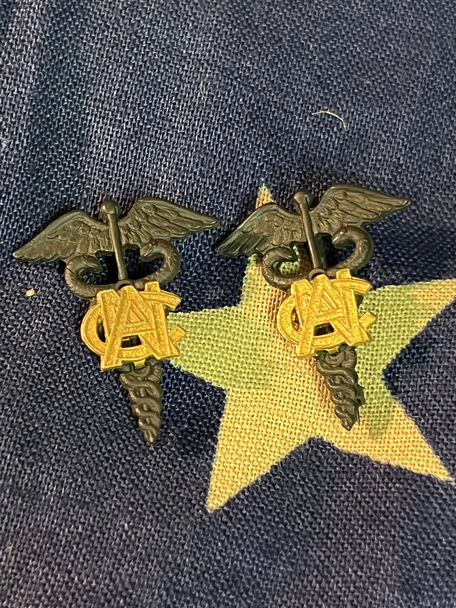RARE WW1 U.S. MEDICAL NURSE INSIGNIA'S: RARE WW1 U.S. MEDICAL NURSE INSIGNIA'S. A RARE FIND. IT IS IN MINT OVERALL SHAPE AND CONDITION WITH A BEAUTIFUL OVERALL PATINA. PLEASE VIEW ALL DETAILED PICTURES. A GREAT FIND AND AN EXCELLENT ADDITIO