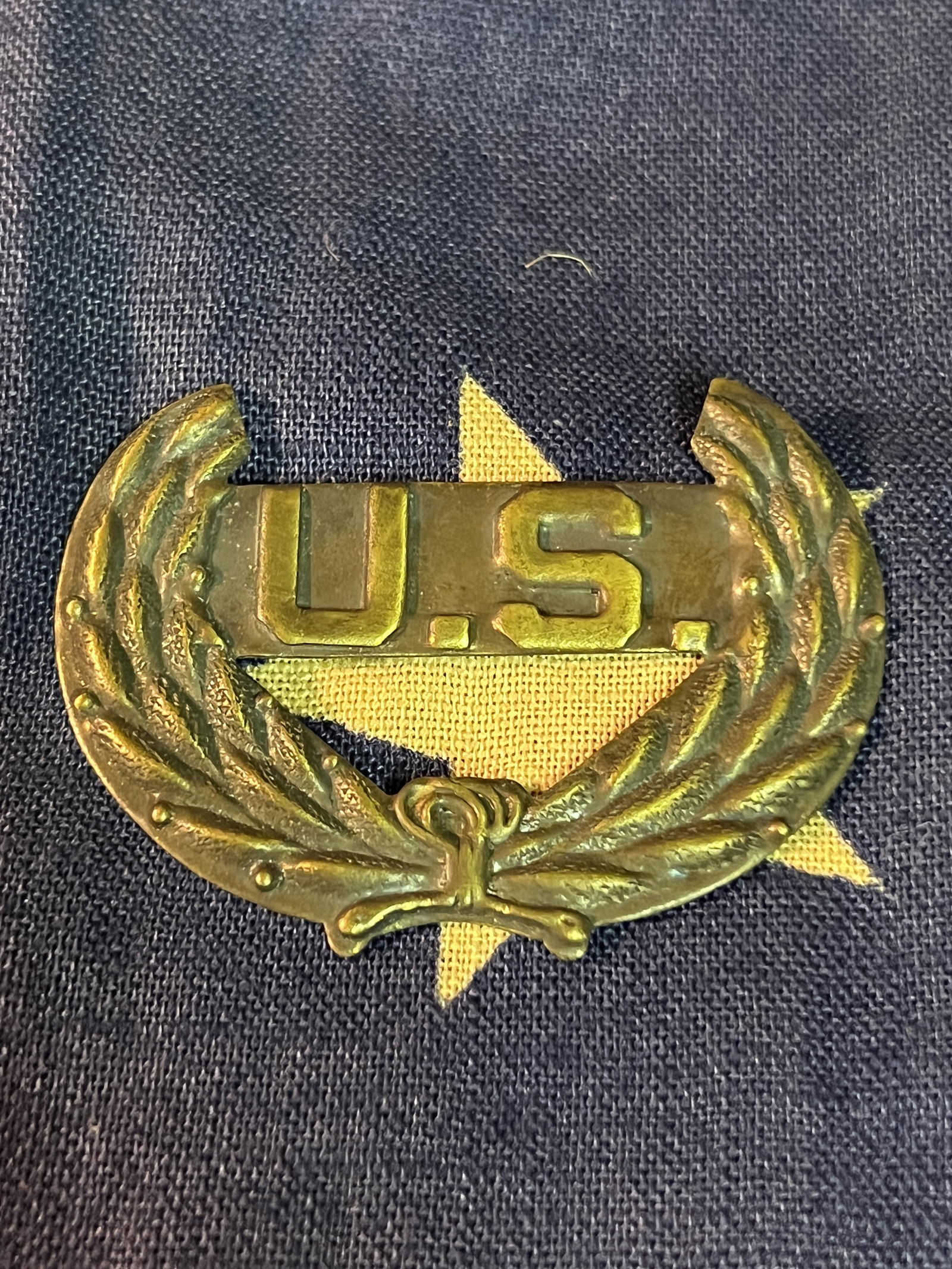 US CIVIL WAR U.S. OFFICER HAT INSIGNIA: US CIVIL WAR U.S. OFFICER HAT INSIGNIA. A RARE FIND. IT IS IN MINT OVERALL SHAPE AND CONDITION WITH A BEAUTIFUL OVERALL PATINA. A GREAT FIND AND AN EXCELLENT ADDITION TO YOUR COLLECTION.