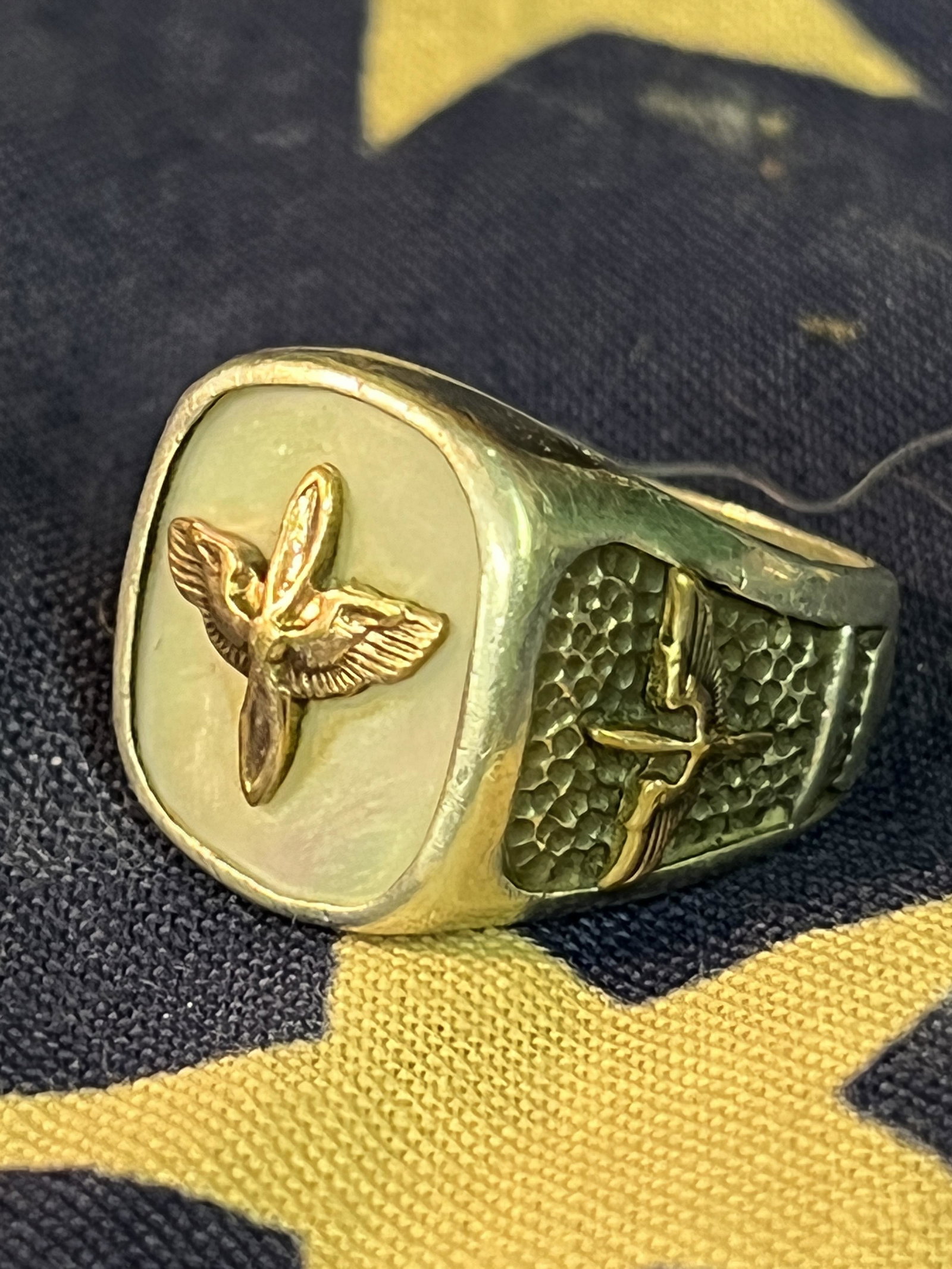 WW2 U.S. PILOTS 10K GOLD & STERLING RING SZ 11: WW2 U.S. PILOTS 10K GOLD & STERLING RING SZ 11. A RARE FIND. IT IS IN MINT OVERALL SHAPE AND CONDITION WITH A BEAUTIFUL OVERALL PATINA. HAS A GREAT LOOK TO IT WITH AN EXCELLENT OVERALL EYE APPEAL. PLE