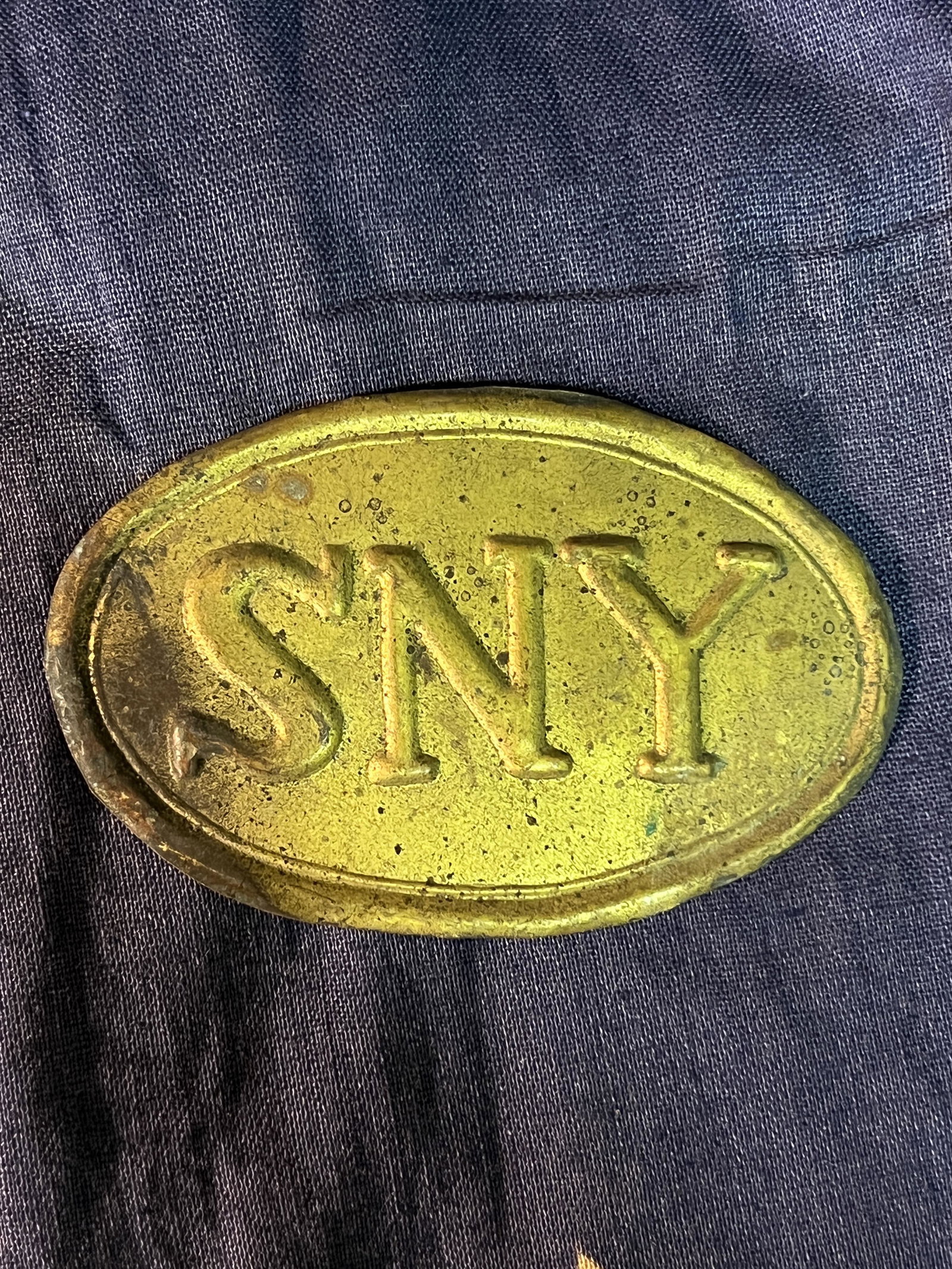 RARE CIVIL WAR SNY BELT BUCKLE TOP: RARE CIVIL WAR SNY BELT BUCKLE TOP. A RARE FIND. IT IS IN MINT OVERALL SHAPE AND CONDITION WITH A BEAUTIFUL OVERALL PATINA. A GREAT FIND AND AN EXCELLENT ADDITION TO YOUR COLLECTION.