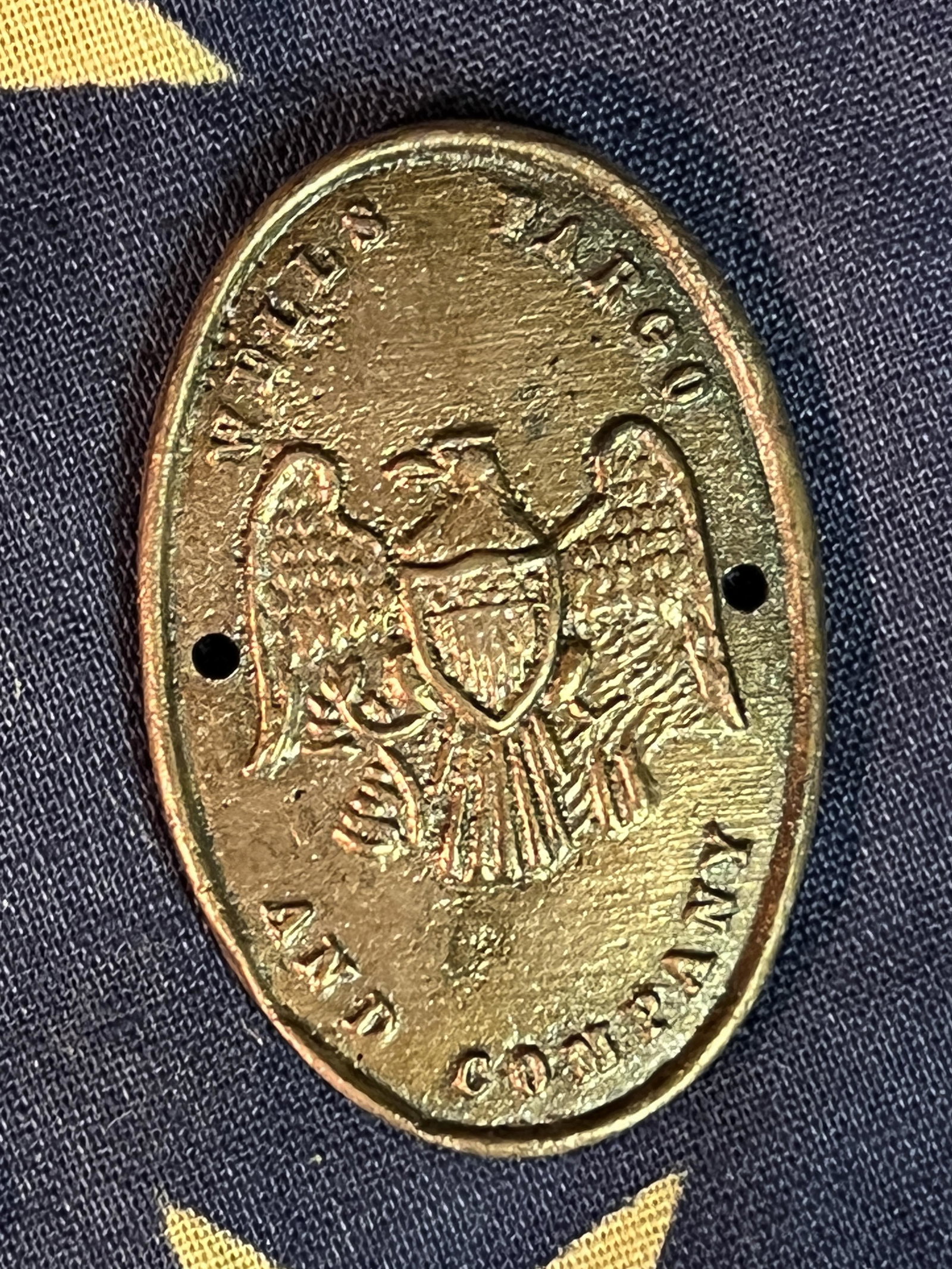 ANTIQUE CIVIL WAR ERA WELLS FARGO AND CO. PLAQUE: ANTIQUE CIVIL WAR ERA WELLS FARGO AND CO. PLAQUE. A RARE FIND. IT IS IN MINT OVERALL SHAPE AND CONDITION WITH A BEAUTIFUL OVERALL PATINA. A GREAT FIND AND AN EXCELLENT ADDITION TO YOUR COLLECTION.