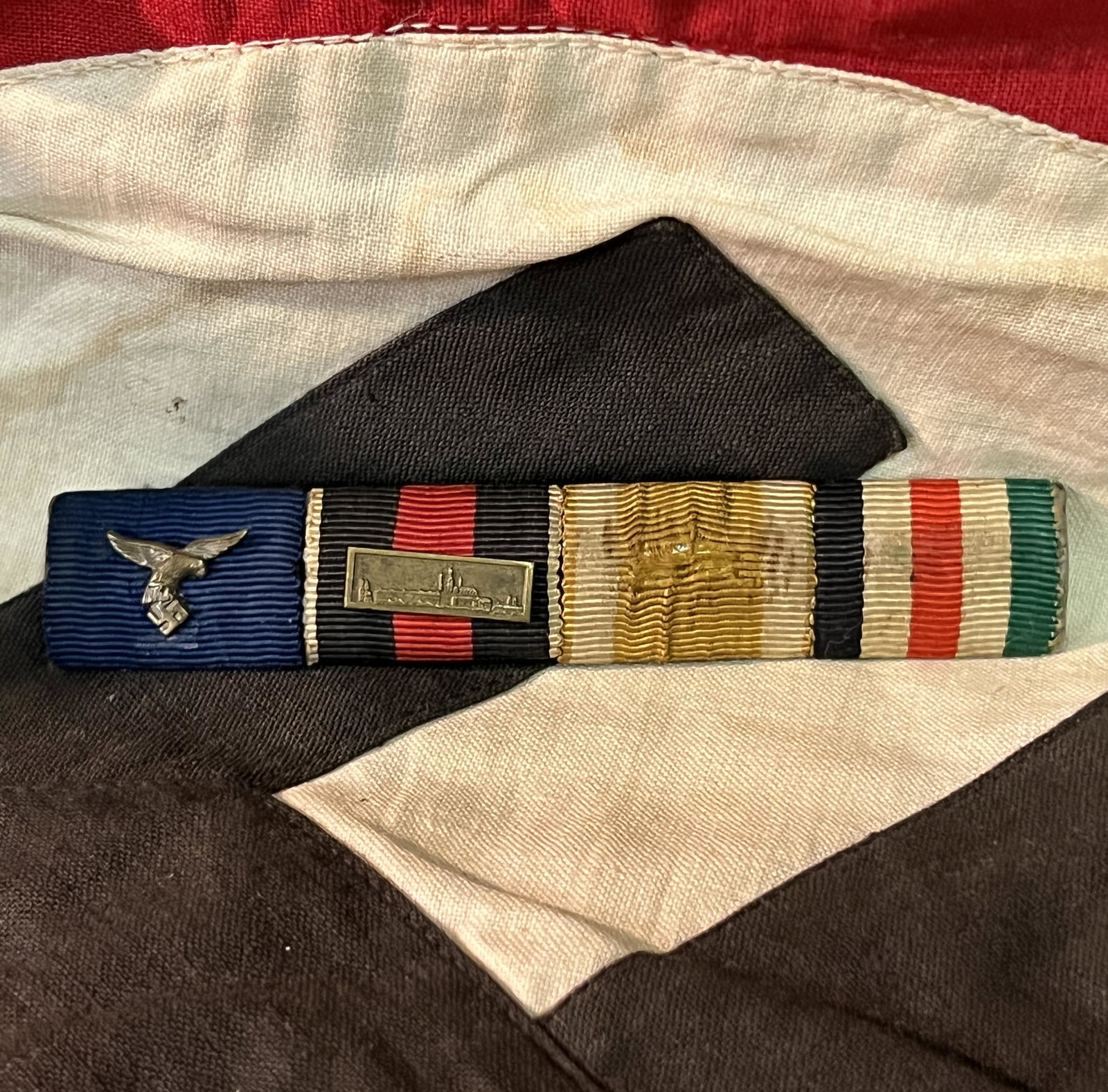 WW2 GERMAN LUFTWAFFE PILOTS COAT BAR BADGE: WW2 GERMAN LUFTWAFFE PILOTS COAT BAR BADGE. A RARE FIND. IT IS IN MINT OVERALL SHAPE AND CONDITION WITH A BEAUTIFUL OVERALL PATINA. HAS A GREAT LOOK TO IT WITH AN EXCELLENT OVERALL EYE APPEAL. A GREAT