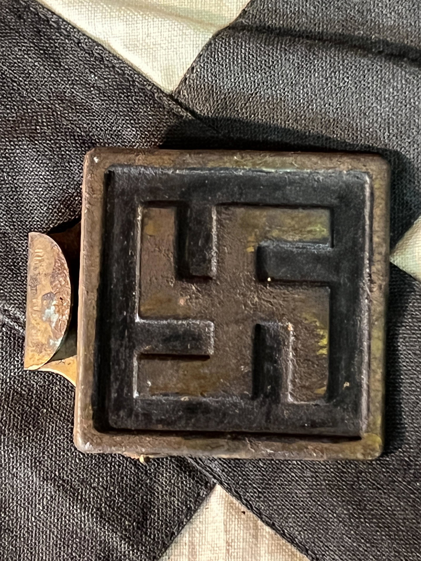 RARE WW2 GERMAN HITLER YOUTH BELT BUCKLE: RARE WW2 GERMAN HITLER YOUTH BELT BUCKLE. A RARE FIND. IT IS IN MINT OVERALL SHAPE AND CONDITION WITH A BEAUTIFUL OVERALL PATINA. A GREAT FIND AND AN EXCELLENT ADDITION TO YOUR COLLECTION.