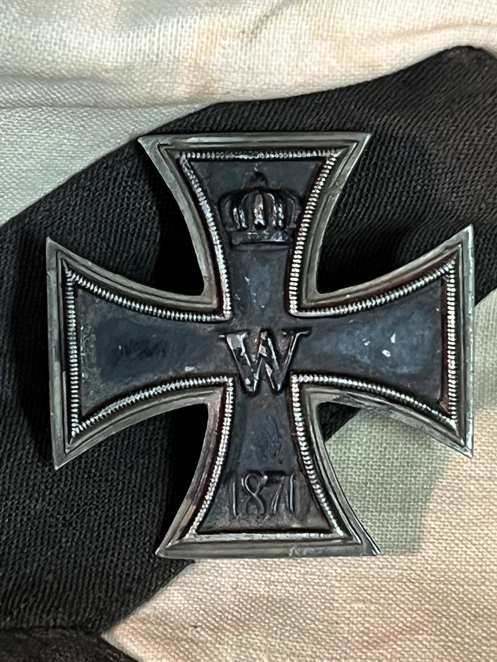 WW1 GERMAN PRUSSIAN IRON CROSS 1871: WW1 GERMAN PRUSSIAN IRON CROSS 1871. A RARE FIND. IT IS IN MINT OVERALL SHAPE AND CONDITION WITH A BEAUTIFUL OVERALL PATINA. HAS A GREAT LOOK TO IT WITH AN EXCELLENT OVERALL EYE APPEAL. A GREAT FIND A