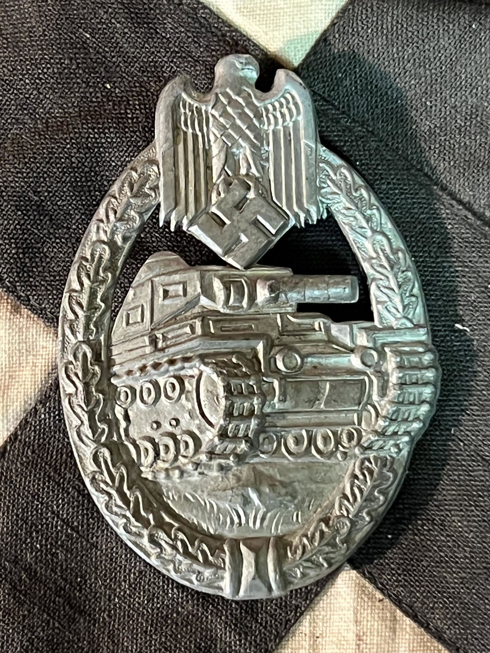 RARE WW2 GERMAN PANZER TANK BADGE IN SILVER: RARE WW2 GERMAN PANZER TANK BADGE IN SILVER. A RARE FIND. IT IS IN MINT OVERALL SHAPE AND CONDITION WITH A BEAUTIFUL OVERALL PATINA. A GREAT FIND AND AN EXCELLENT ADDITION TO YOUR COLLECTION.