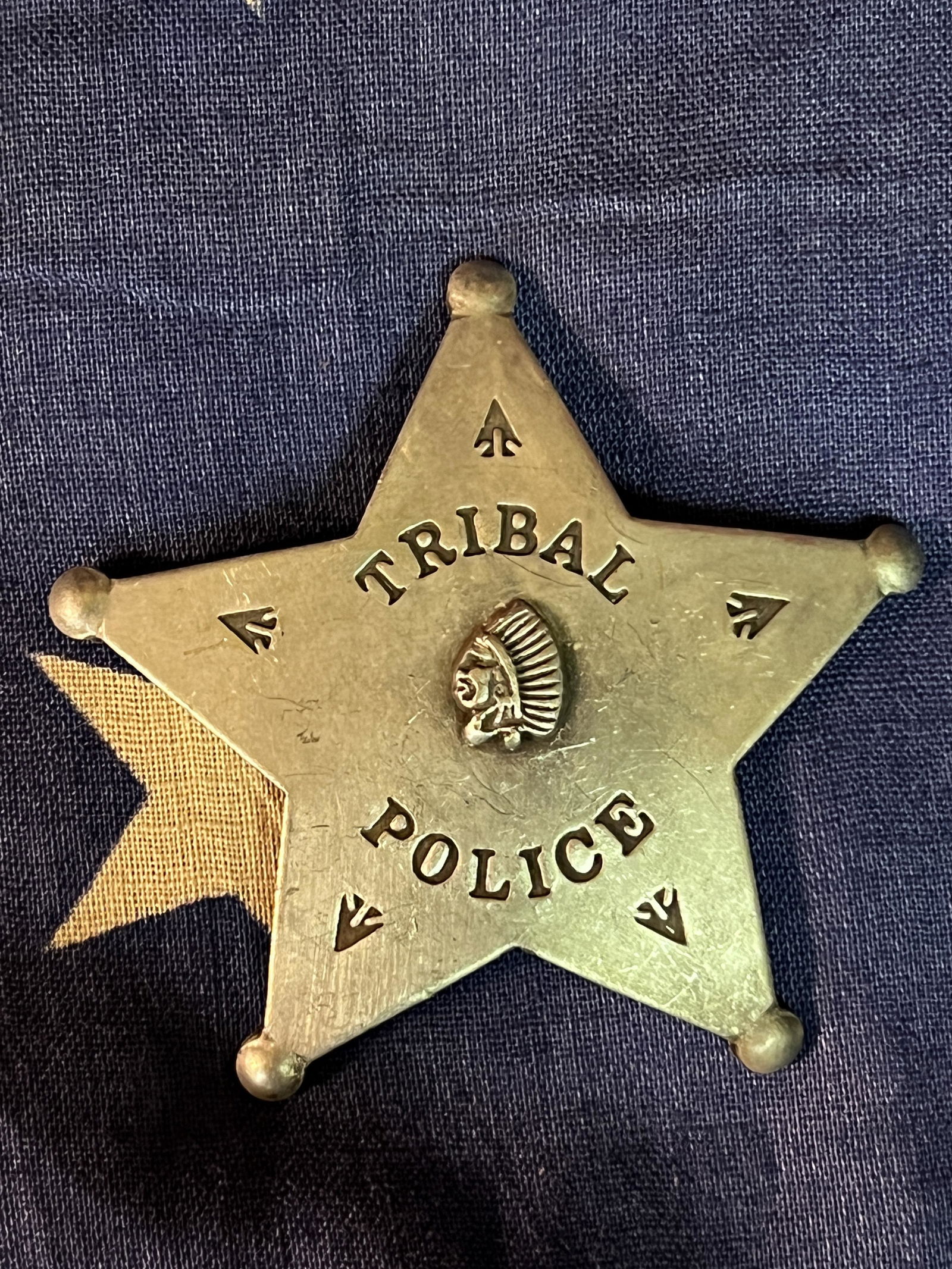 ANTIQUE NATIVE AMERICAN TRIBAL POLICE BADGE: ANTIQUE NATIVE AMERICAN TRIBAL POLICE BADGE. A RARE FIND. IT IS IN MINT OVERALL SHAPE AND CONDITION WITH A BEAUTIFUL OVERALL PATINA. A GREAT FIND AND AN EXCELLENT ADDITION TO YOUR COLLECTION.
