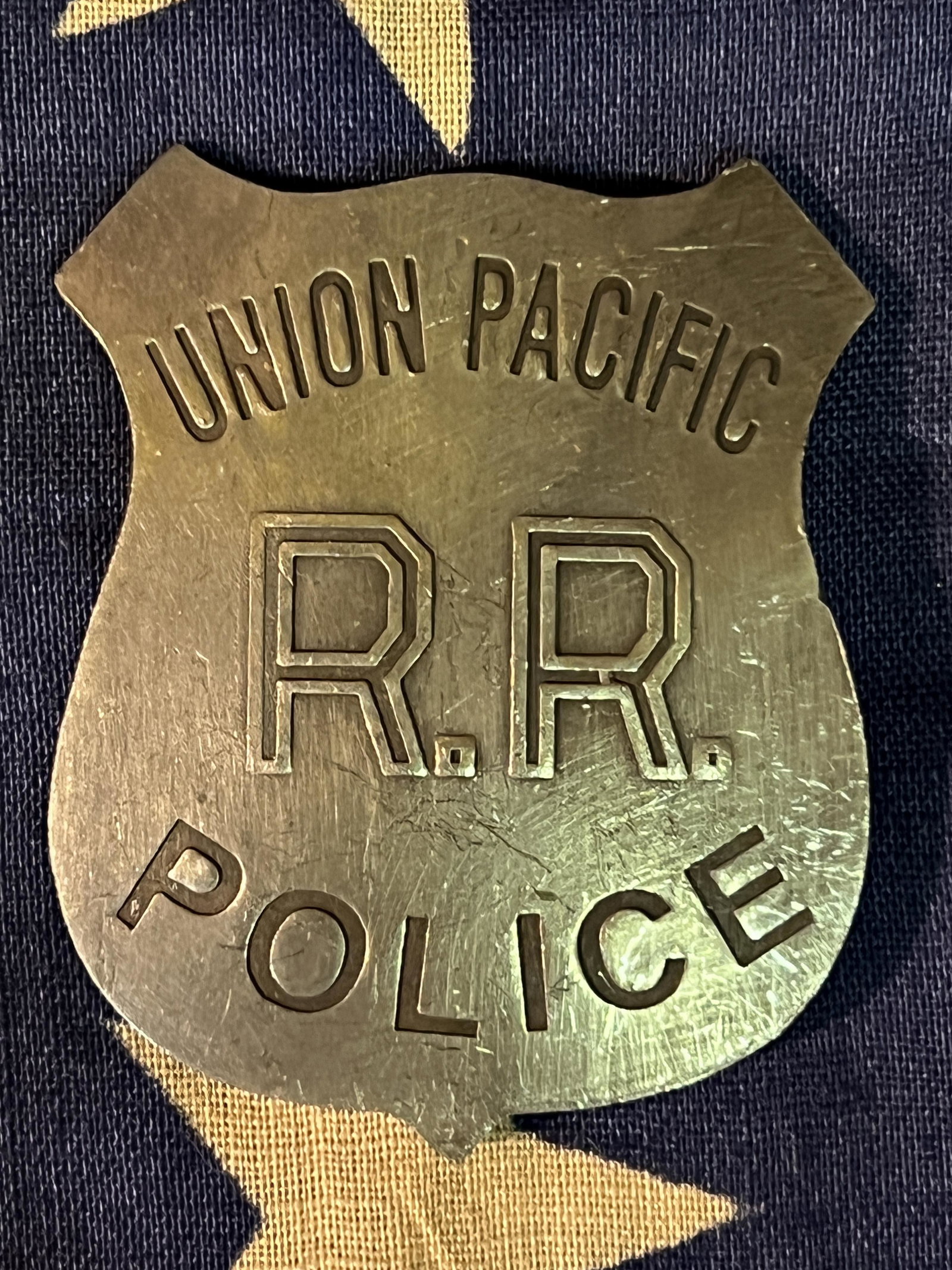 ANTIQUE UNION PACIFIC RAILROAD POLICE BADGE: ANTIQUE UNION PACIFIC RAILROAD POLICE BADGE. A RARE FIND. IT IS IN MINT OVERALL SHAPE AND CONDITION WITH A BEAUTIFUL OVERALL PATINA. A GREAT FIND AND AN EXCELLENT ADDITION TO YOUR COLLECTION.