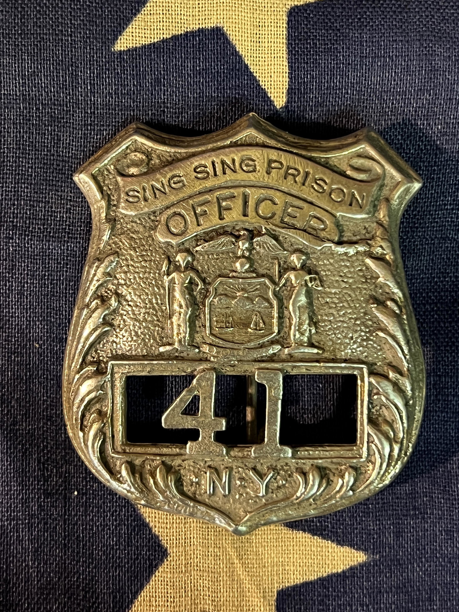 ANTIQUE SING SING PRISON OFFICER #41 BADGE: ANTIQUE SING SING PRISON OFFICER #41 BADGE. COMES FROM A COLLECTION. IN MINT OVERALL SHAPE AND CONDITION WITH A BEAUTIFUL OVERALL PATINA. A GREAT FIND AND AN EXCELLENT ADDITION TO YOUR COLLECTION.