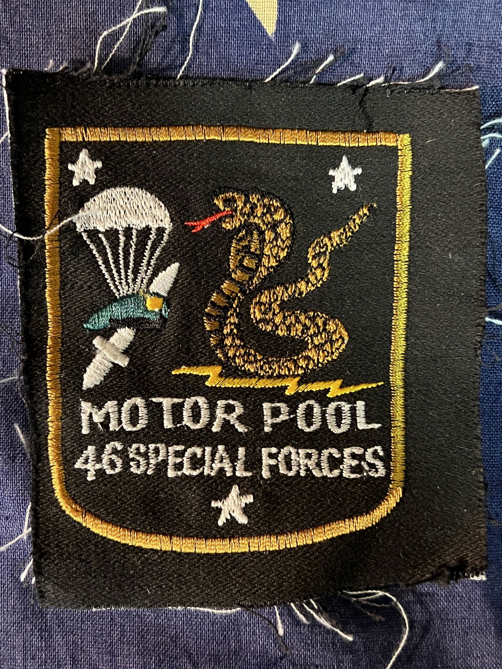 ANTIQUE VIETNAM WAR DIVISION SLEEVE INSIGNIA PATCH: ANTIQUE VIETNAM WAR DIVISION SLEEVE INSIGNIA PATCH. IN MINT OVERALL SHAPE AND CONDITION WITH A BEAUTIFUL OVERALL PATINA. A GREAT FIND AND AN EXCELLENT ADDITION TO YOUR COLLECTION.