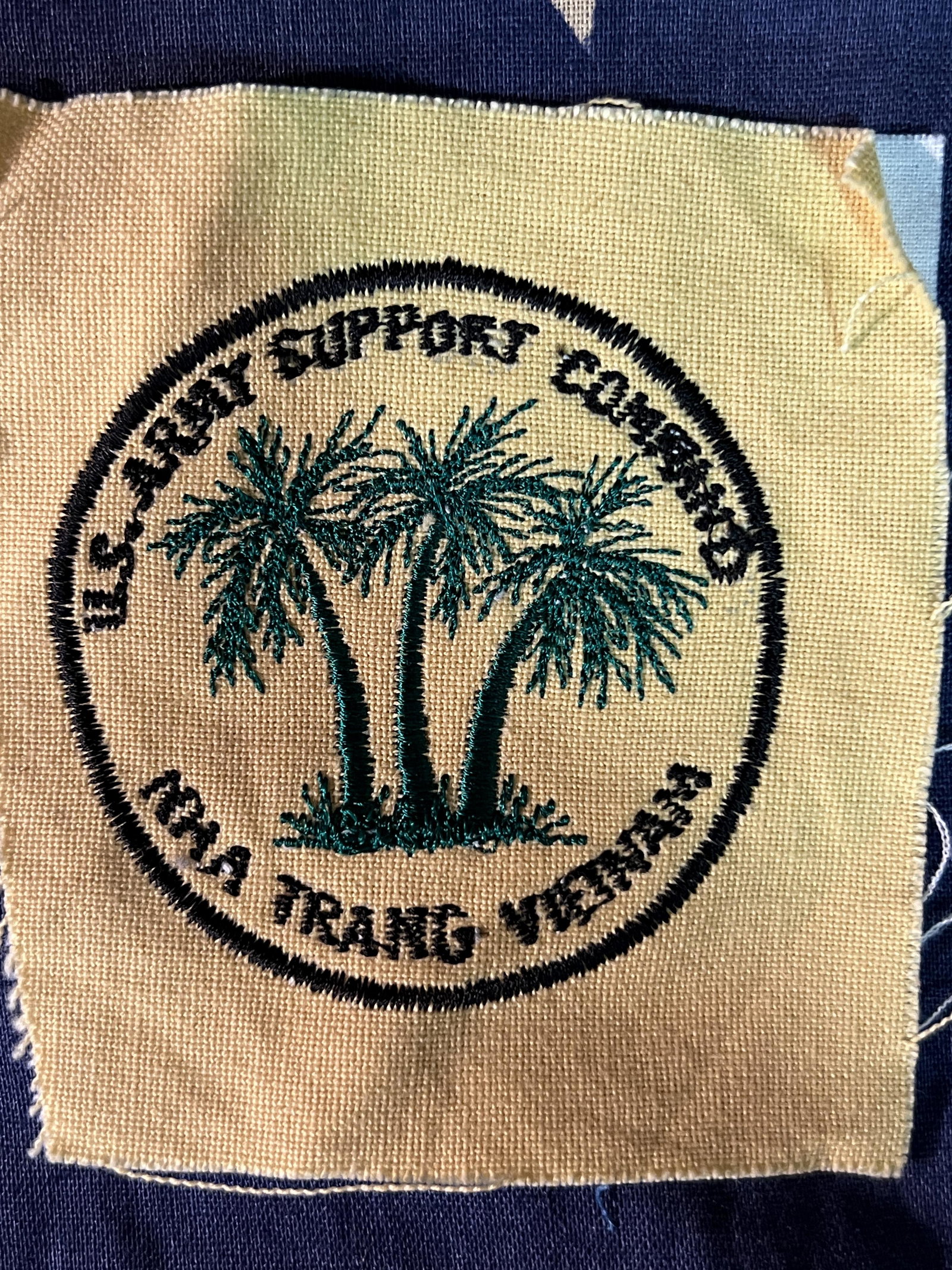 ANTIQUE VIETNAM WAR DIVISION SLEEVE INSIGNIA PATCH: ANTIQUE VIETNAM WAR DIVISION SLEEVE INSIGNIA PATCH. IN MINT OVERALL SHAPE AND CONDITION WITH A BEAUTIFUL OVERALL PATINA. A GREAT FIND AND AN EXCELLENT ADDITION TO YOUR COLLECTION.