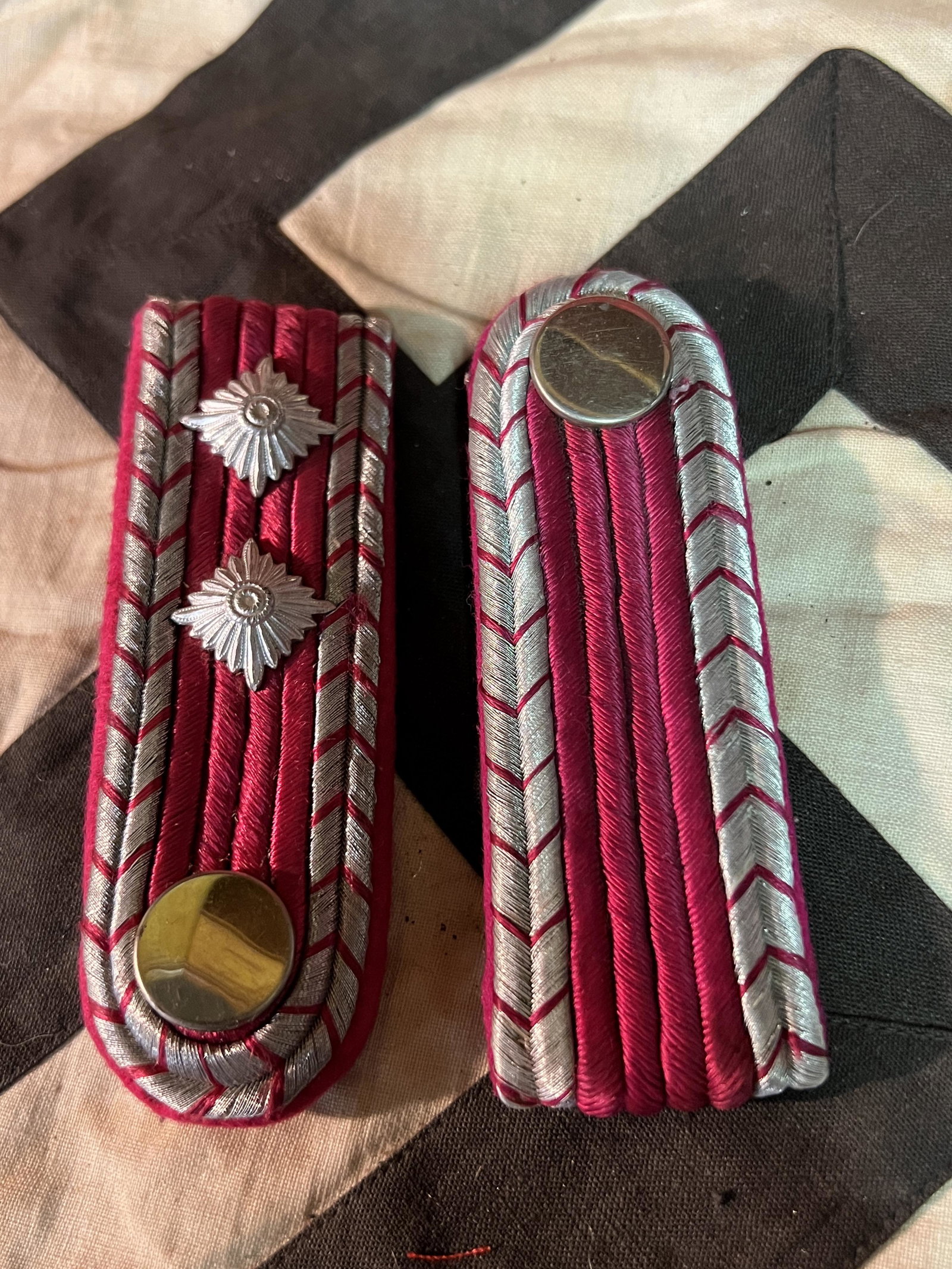 WW2 GERMAN WAFFEN SS DIV. OFFICER SHOULDER BOARDS: WW2 GERMAN WAFFEN SS DIV. OFFICER SHOULDER BOARDS. A RARE FIND. IT IS IN MINT OVERALL SHAPE AND CONDITION WITH A BEAUTIFUL OVERALL PATINA. HAS A GREAT LOOK TO IT WITH AN EXCELLENT OVERALL EYE APPEAL. 