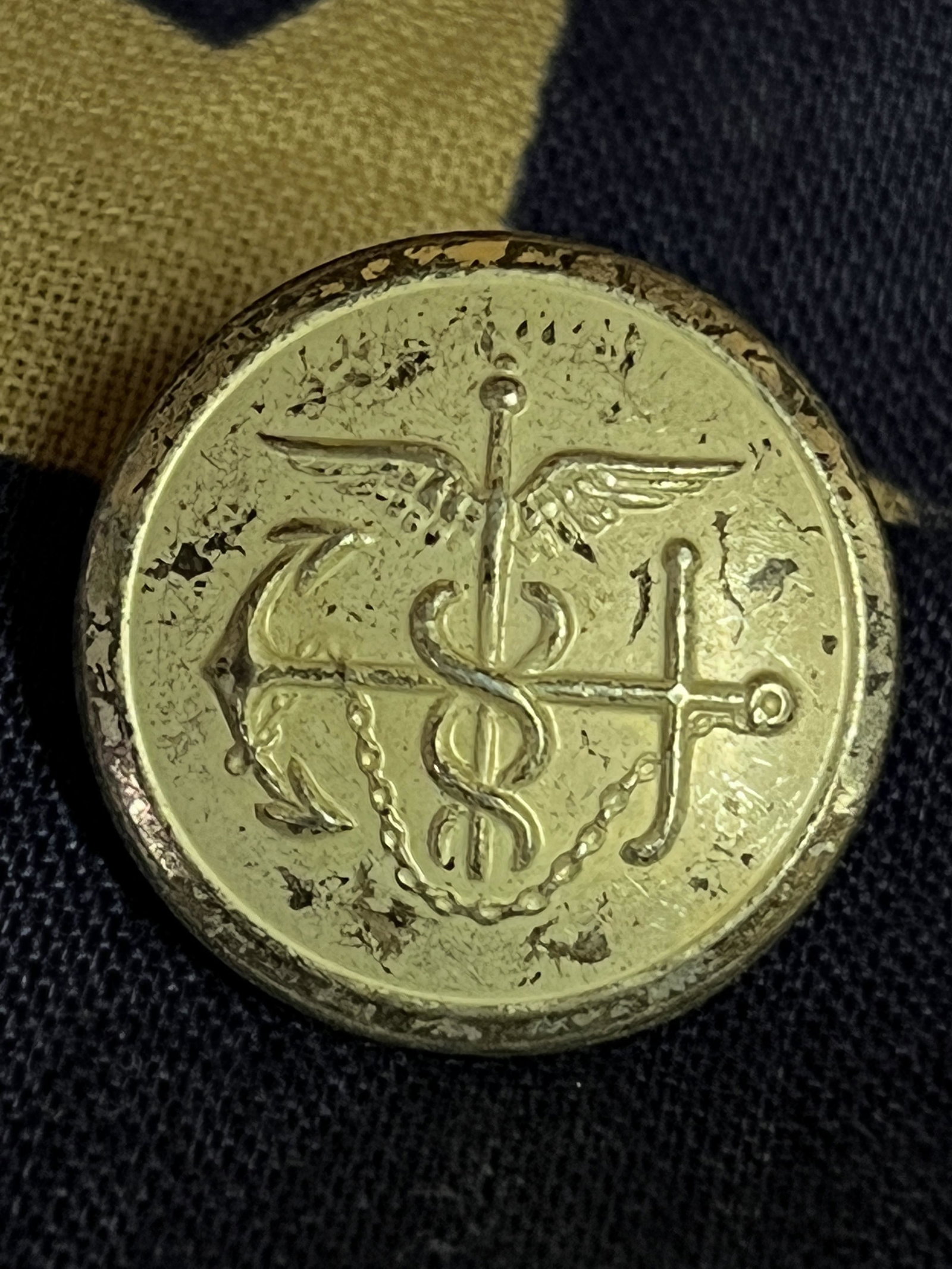 RARE CIVIL WAR MEDICAL SURGEONS COAT BUTTON - WATERBUIRY CO.: RARE CIVIL WAR MEDICAL SURGEONS COAT BUTTON - WATERBUIRY CO. A RARE FIND. IT IS IN MINT OVERALL SHAPE AND CONDITION WITH A BEAUTIFUL OVERALL PATINA. HAS A GREAT LOOK TO IT WITH AN EXCELLENT OVERALL EY