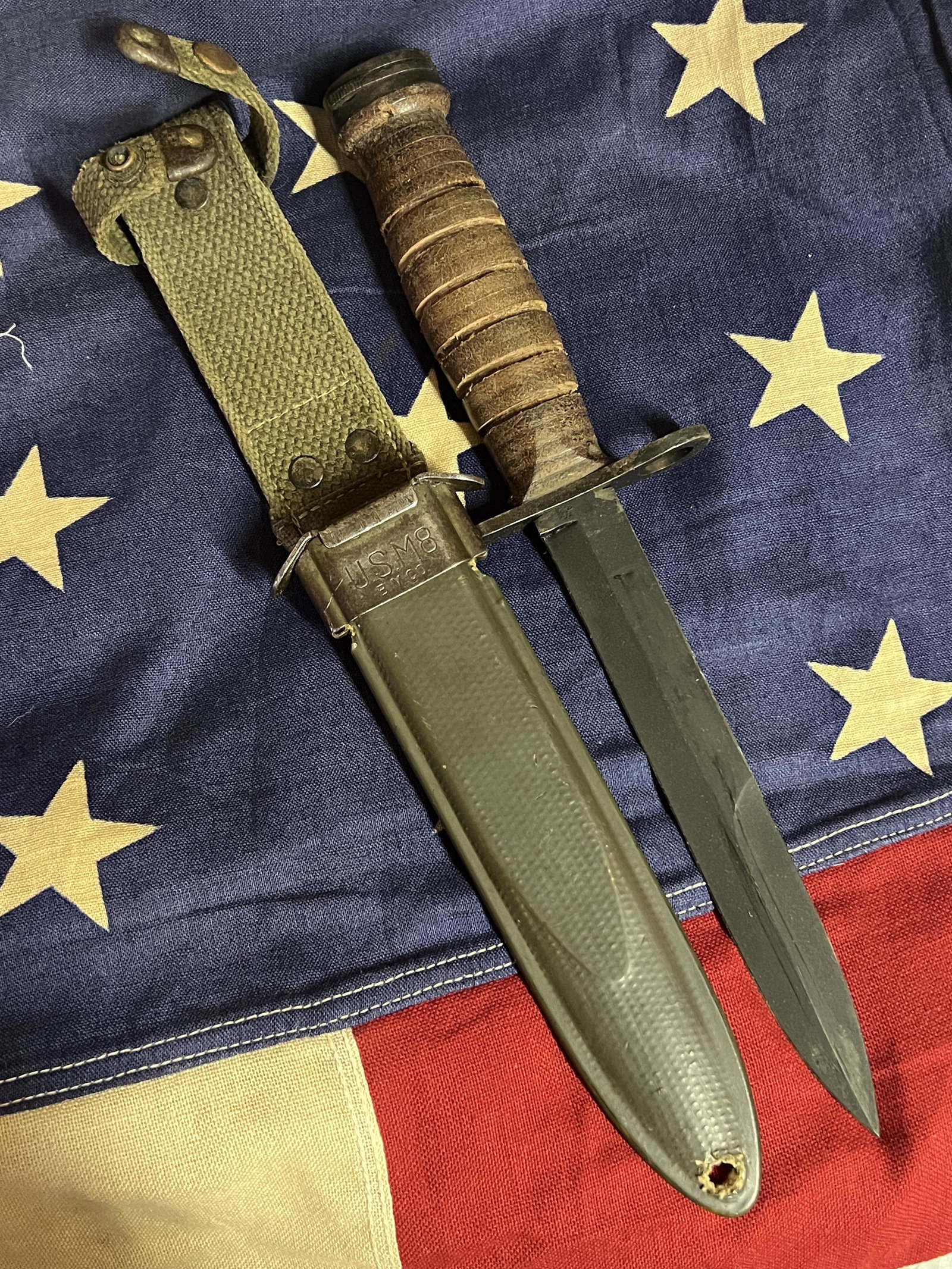 WW2 U.S. SOLDIER WARRIORS FIGHTING KNIFE WITH SHEATH: WW2 U.S. SOLDIER WARRIORS FIGHTING KNIFE WITH SHEATH. A VERY RARE FIND. IT IS IN MINT OVERALL SHAPE AND CONDITION WITH A BEAUTIFUL OVERALL PATINA. HAS A GREAT LOOK TO IT WITH AN EXCELLENT OVERALL EYE 