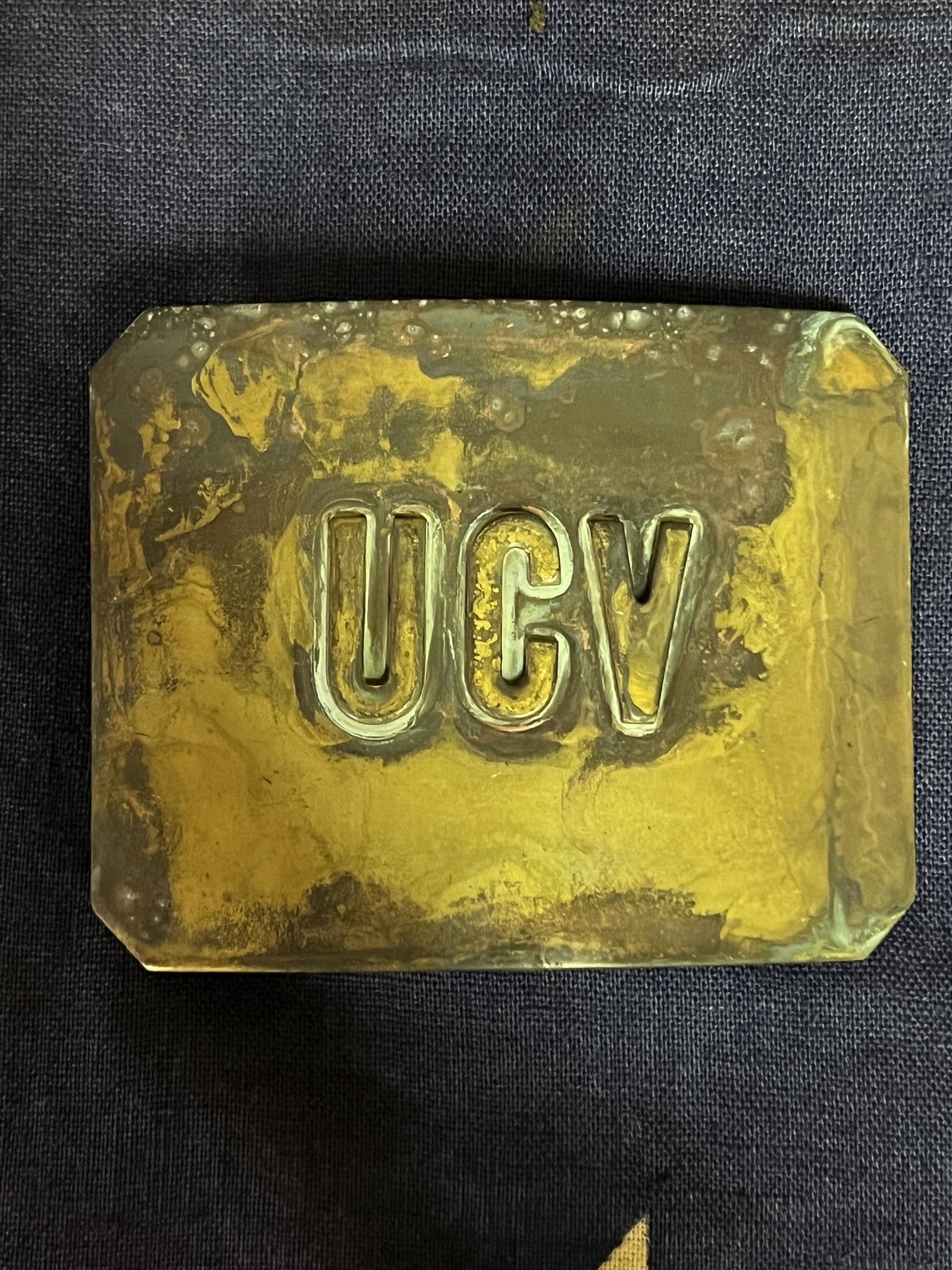 RARE CIVIL WAR UCV CONFEDERATE VETERANS BELT BUCKLE: RARE CIVIL WAR UCV CONFEDERATE VETERANS BELT BUCKLE. A RARE FIND. IT IS IN MINT OVERALL SHAPE AND CONDITION WITH A BEAUTIFUL OVERALL PATINA. HAS A GREAT LOOK TO IT WITH AN EXCELLENT OVERALL EYE APPEAL