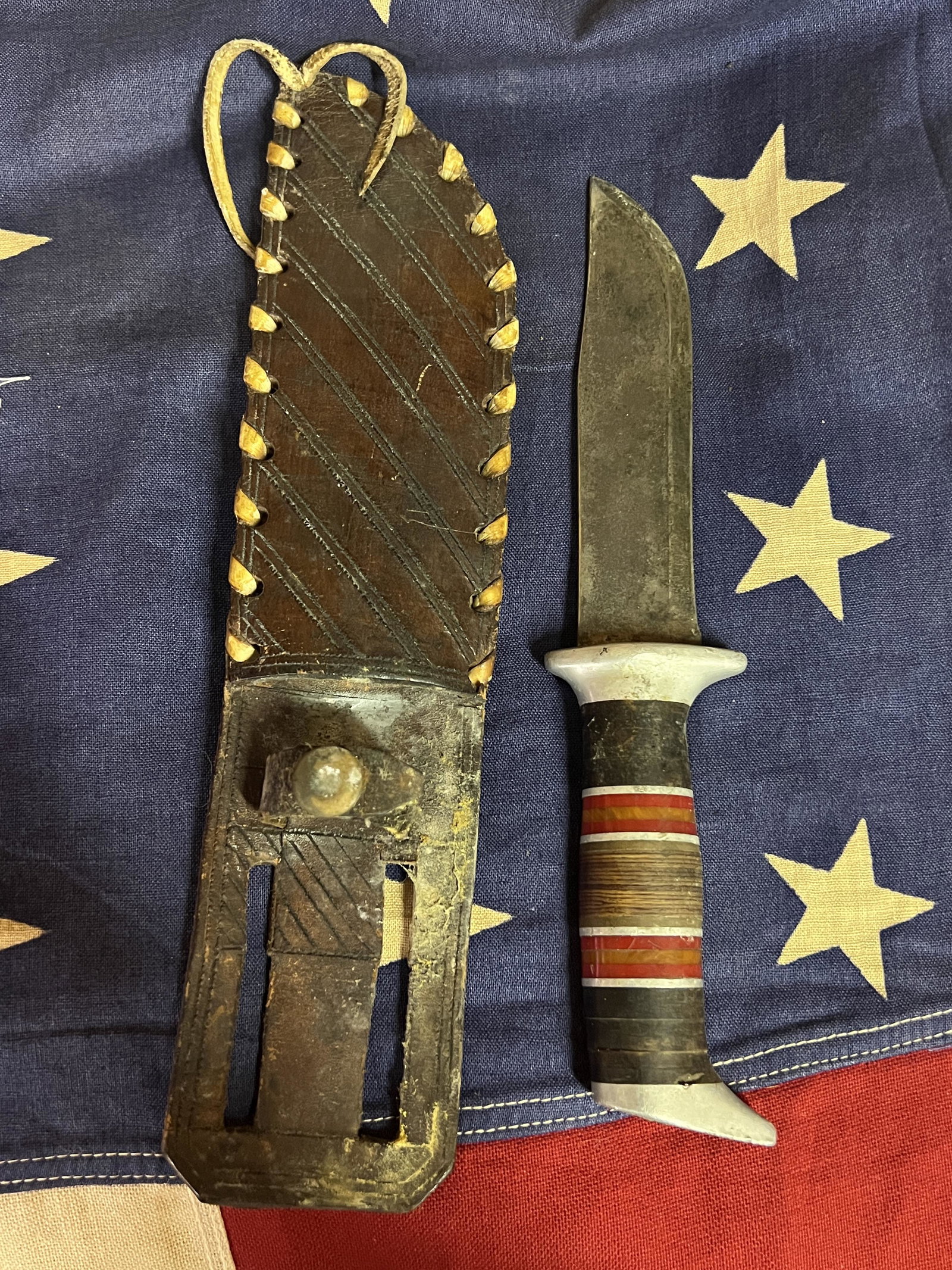 RARE WW2 U.S. SOLDIER TRENCH MADE FIGHTING KNIFE WITH SHEATH: RARE WW2 U.S. SOLDIER TRENCH MADE FIGHTING KNIFE WITH SHEATH. A RARE FIND. IT IS IN MINT OVERALL SHAPE AND CONDITION WITH A BEAUTIFUL OVERALL PATINA. A GREAT FIND AND AN EXCELLENT ADDITION TO YOUR COL