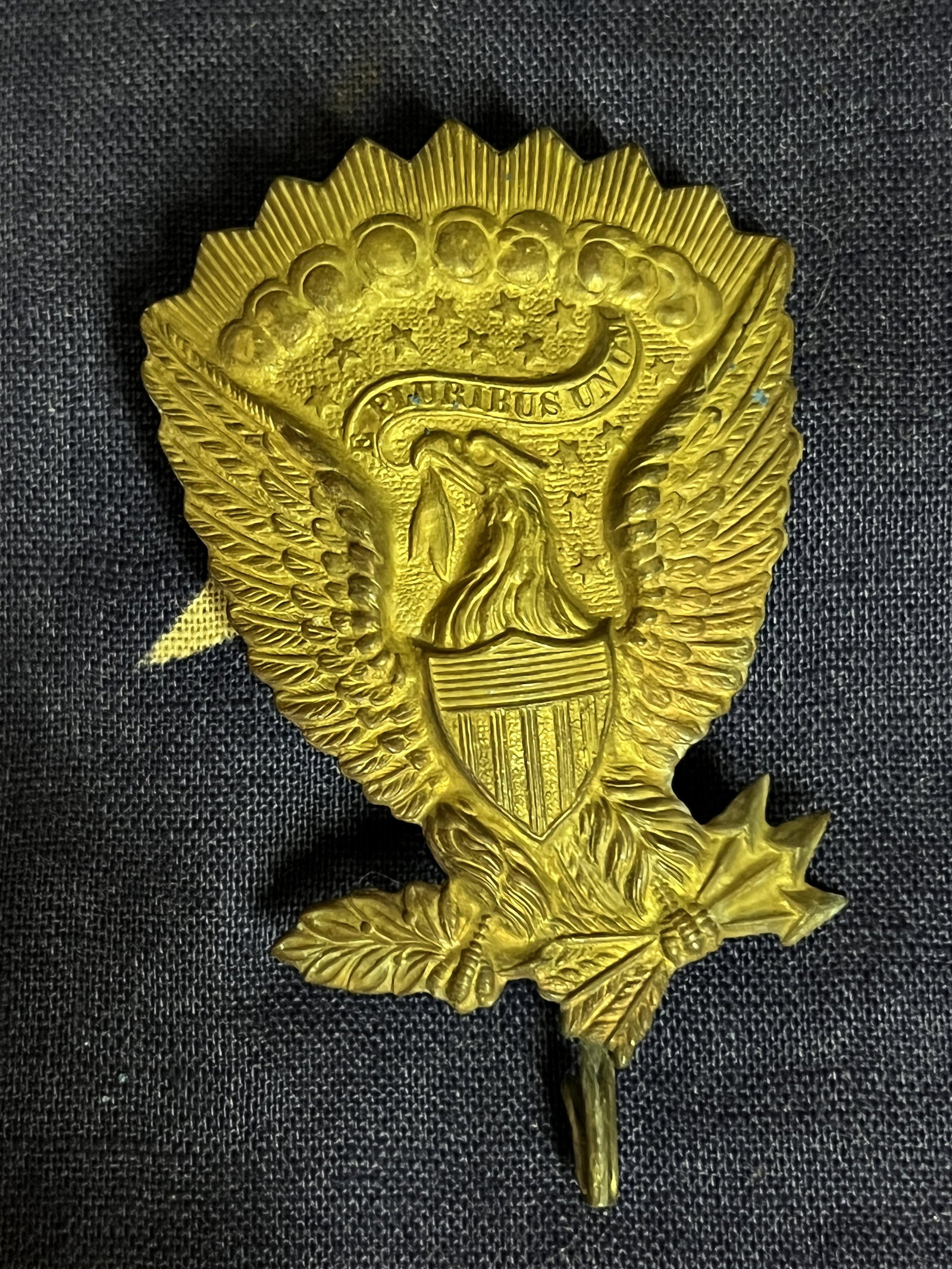 RARE CIVIL WAR JEFF DAVIS EAGLE SIDE PLATE: RARE CIVIL WAR JEFF DAVIS EAGLE SIDE PLATE. A RARE FIND. IT IS IN MINT OVERALL SHAPE AND CONDITION WITH A BEAUTIFUL OVERALL PATINA. A GREAT FIND AND AN EXCELLENT ADDITION TO YOUR COLLECTION.