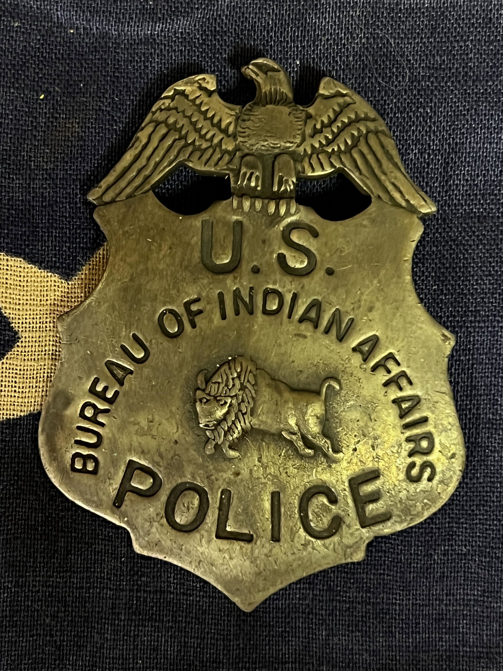 ANTIQUE US BUREAU OF INDIAN AFFAIRS POLICE BADGE: ANTIQUE US BUREAU OF INDIAN AFFAIRS POLICE BADGE. A RARE FIND. IT IS IN MINT OVERALL SHAPE AND CONDITION WITH A BEAUTIFUL OVERALL PATINA. HAS A GREAT LOOK TO IT WITH AN EXCELLENT OVERALL EYE APPEAL. A