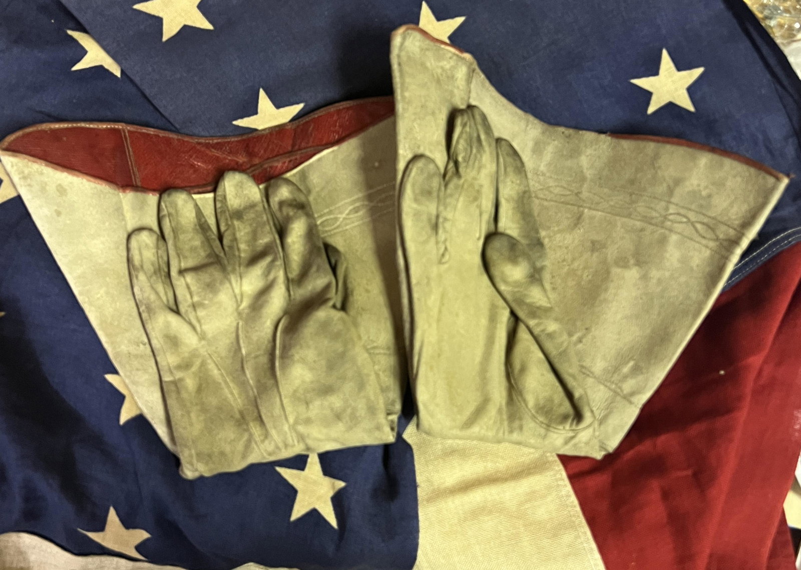 CIVIL WAR CONFEDERATE OFFICER LEATHER GLOVES: CIVIL WAR CONFEDERATE OFFICER LEATHER GLOVES. A VERY RARE FIND. SHOWS WELL USE. HAS A GREAT LOOK TO IT WITH AN EXCELLENT OVERALL EYE APPEAL. PLEASE VIEW ALL DETAILED PICTURES. THESE DECORATED OFFICER 