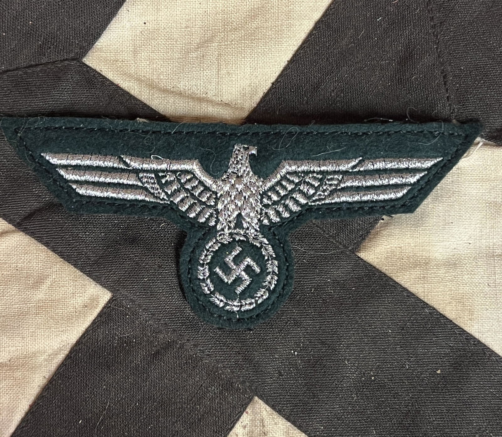 RARE WW2 GERMAN HEER OFFICER EAGLE HAT INSIGNIA: RARE WW2 GERMAN HEER OFFICER EAGLE HAT INSIGNIA. A RARE FIND. IT IS IN MINT OVERALL SHAPE AND CONDITION WITH A BEAUTIFUL OVERALL PATINA. HAS A GREAT LOOK TO IT WITH AN EXCELLENT OVERALL EYE APPEAL. A