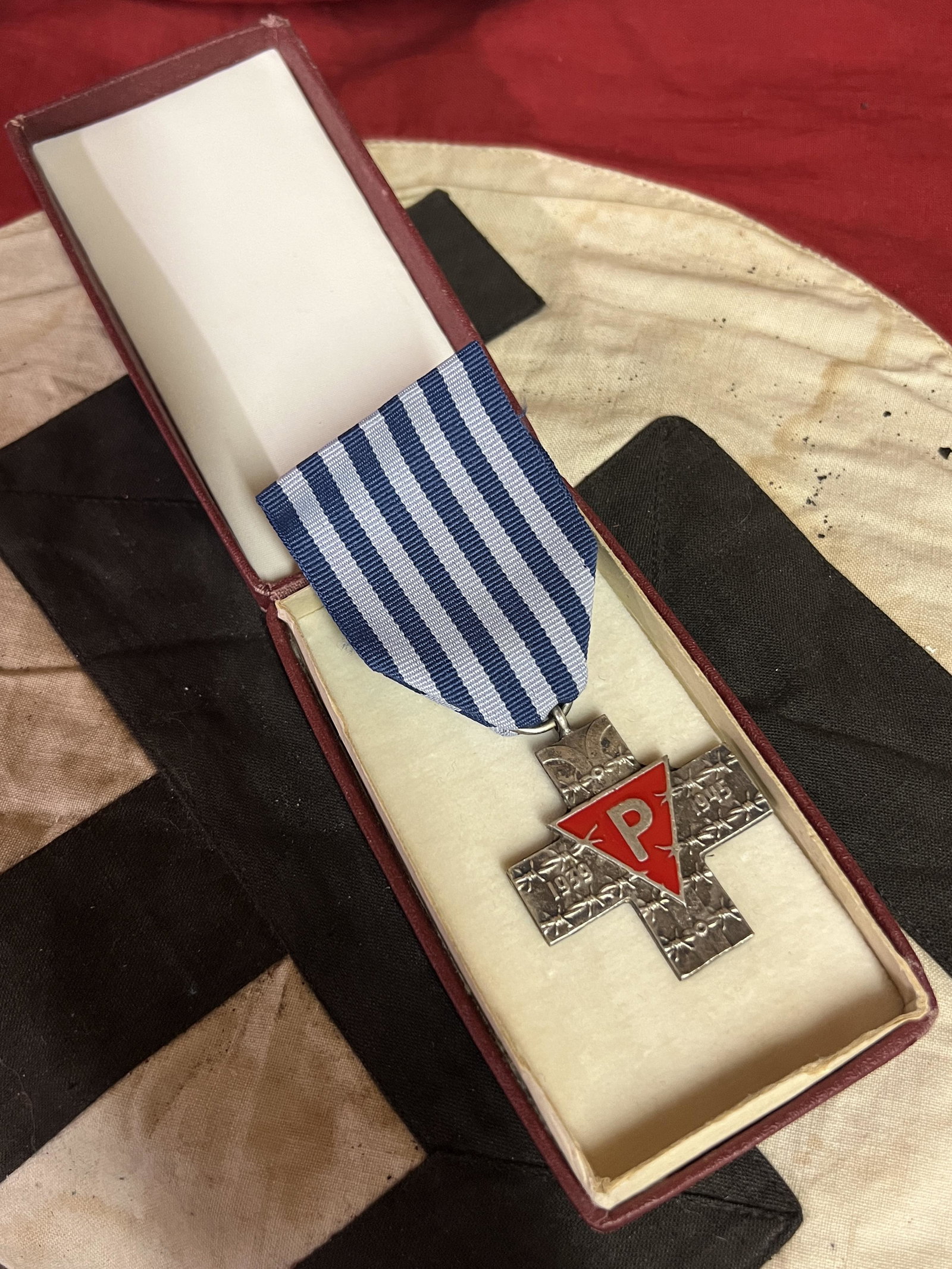 POST WW2 HOLOCAUSE SURVIVOR MEDAL IN ORIG. CASE: POST WW2 HOLOCAUSE SURVIVOR MEDAL IN ORIG. CASE. IN MINT OVERALL SHAPE AND CONDITION. A GREAT FIND AND AN EXCELLENT ADDITION TO YOUR COLLECTION.