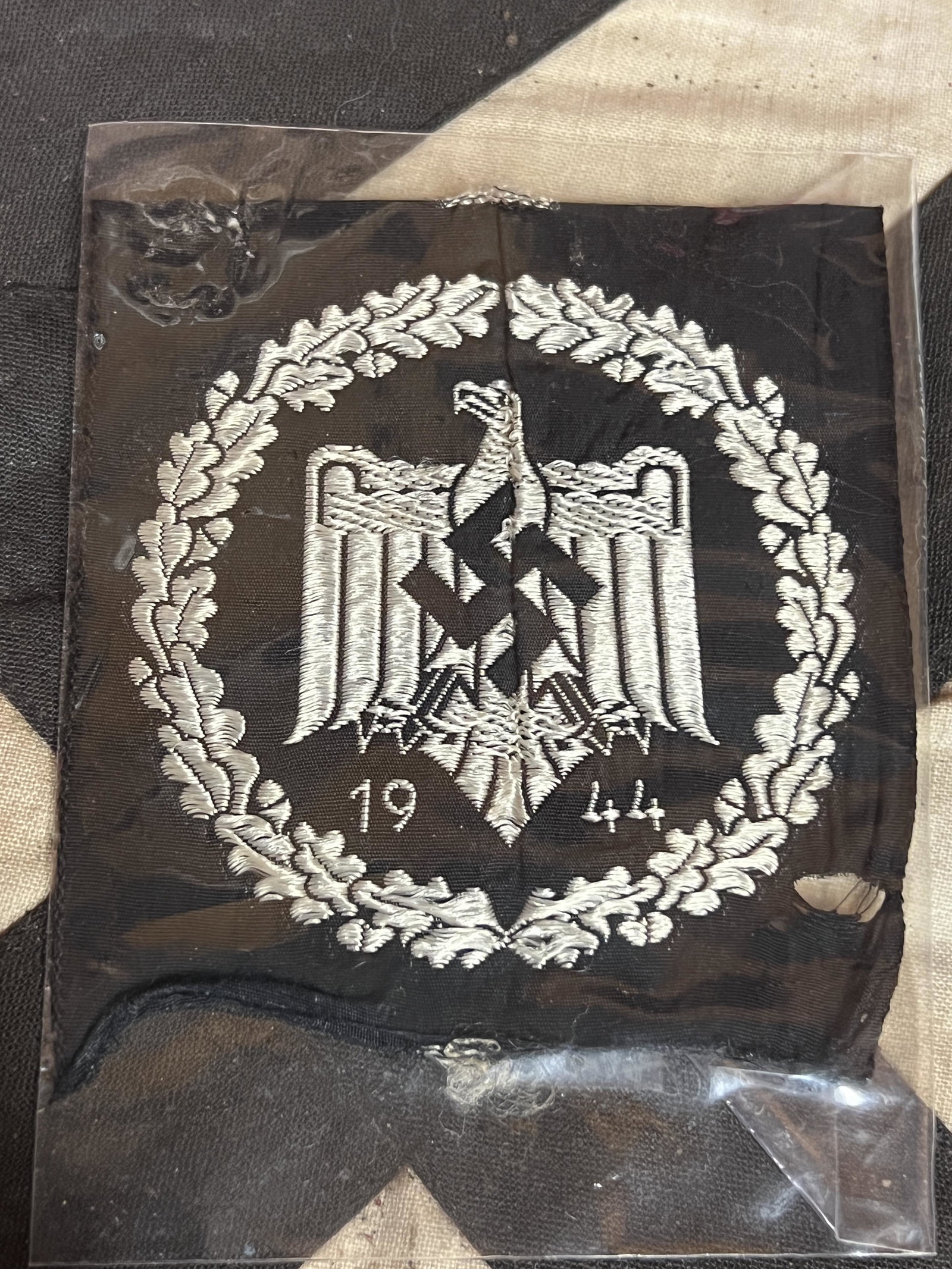 WW2 GERMAN 1944 NATIONAL SPORTS ASSN. CLOTH BADGE: WW2 GERMAN 1944 NATIONAL SPORTS ASSN. CLOTH BADGE. A RARE FIND. IT IS IN MINT OVERALL SHAPE AND CONDIITON WITH A BEAUTIFUL OVERALL PATINA. PLEASE VIEW ALL DETAILED PICTURES. A GREAT FIND AND AN EXCELL