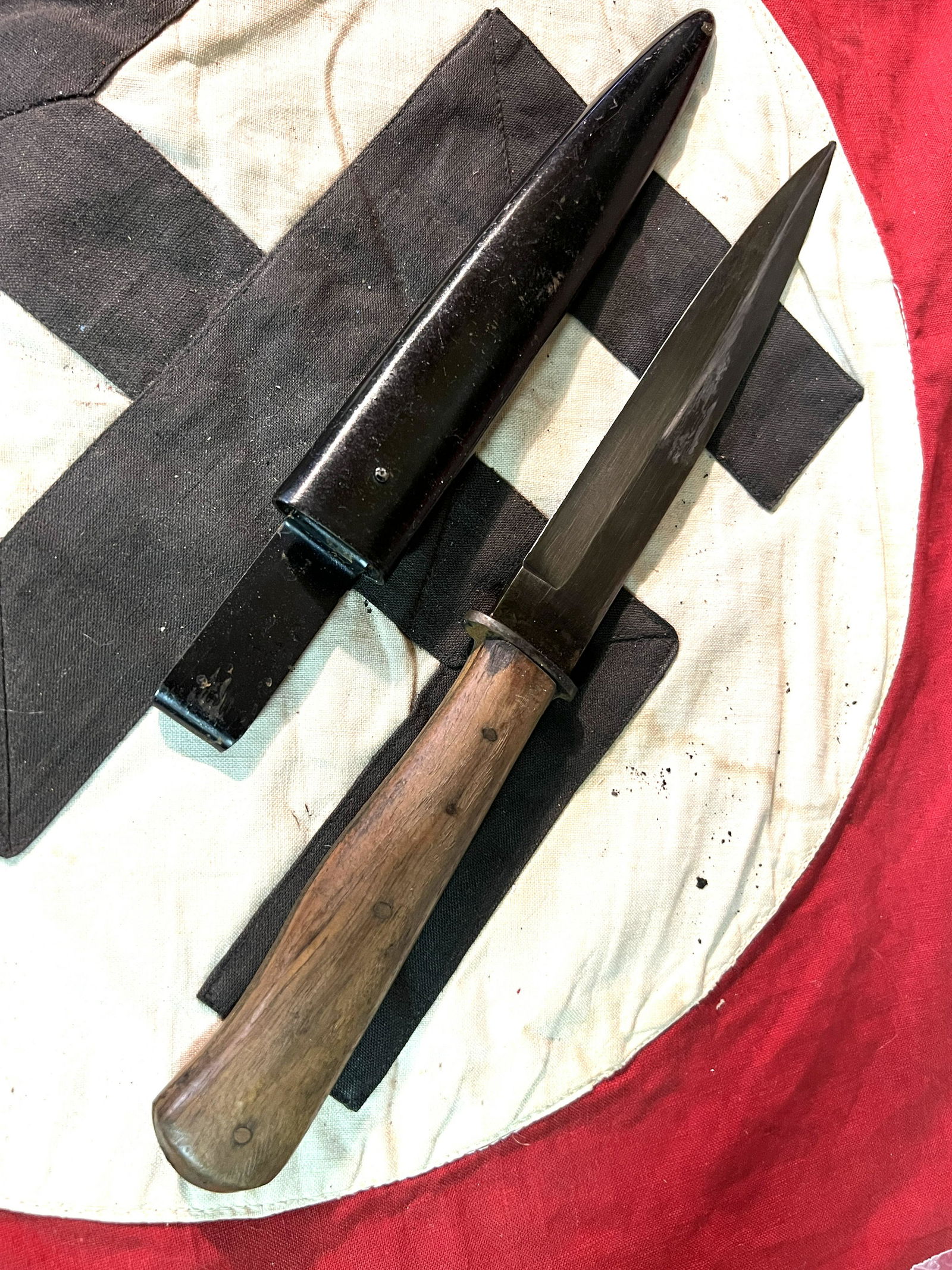 RARE WW2 GERMAN OFFICER BOOT DAGGER WITH SHEATH: RARE WW2 GERMAN OFFICER BOOT DAGGER WITH SHEATH. A RARE FIND. IT IS IN MINT OVERALL SHAPE AND CONDITION WITH A BEAUTIFUL OVERALL PATINA. A GREAT FIND AND AN EXCELLENT ADDITION TO YOUR COLLECTION.
