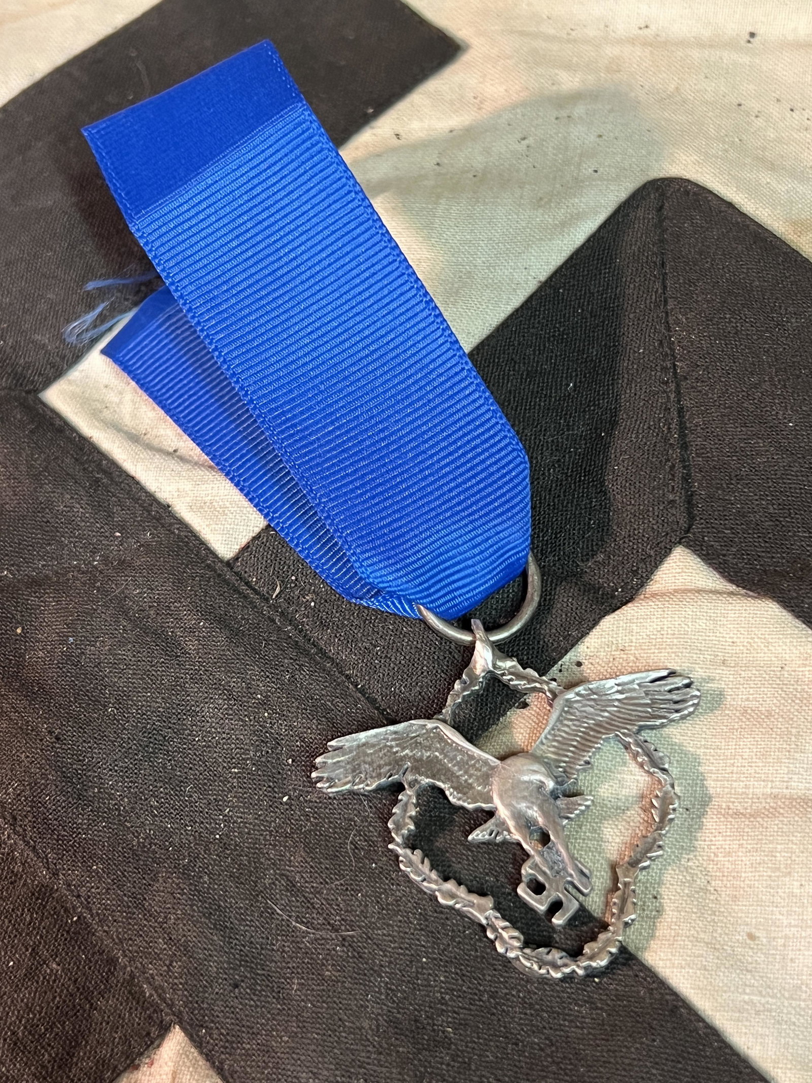 RARE WW2 GERMAN LUFTWAFFE PILOT MEDAL WITH RIBBON: RARE WW2 GERMAN LUFTWAFFE PILOT MEDAL WITH RIBBON. A RARE FIND. IT IS IN MINT OVERALL SHAPE AND CONDITION WITH A BEAUTIFUL OVERALL PATINA. HAS A GREAT LOOK TO IT WITH AN EXCELLENT OVERALL EYE APPEAL. 