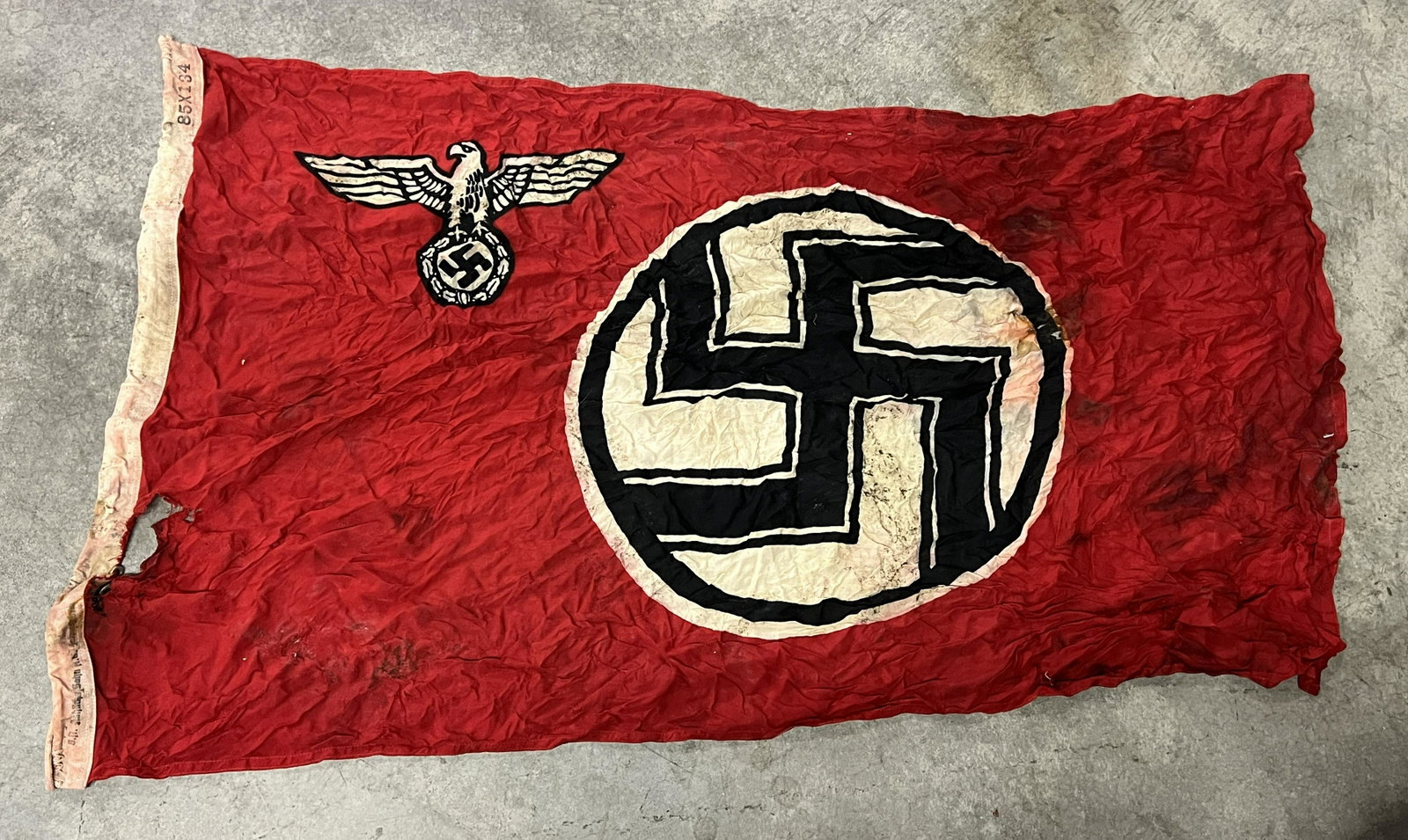 SCARCE WW2 GERMAN STATE SERVICE FLAG - MAKER MARKED RZM: SCARCE WW2 GERMAN STATE SERVICE FLAG - MAKER MARKED RZM. A RARE FIND. BATTLE WORN AND BATTLE USED. HAS A GREAT LOOK TO IT WITH A NICE APPEAL. SHOWS HEAVY WEAR AND TEAR. PLEASE VIEW ALL DETAILED PICTUR