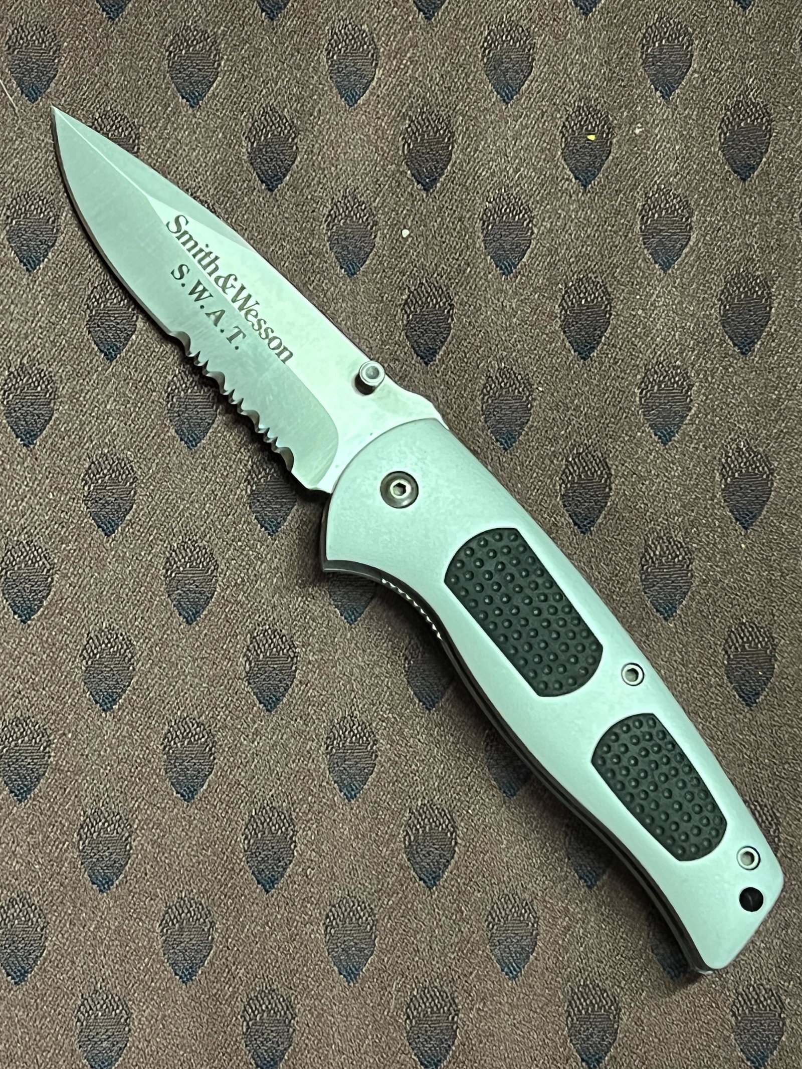 SMITH AND WESSON SWAT EDITION PART SERRATED BLADE POCKET KNIFE (1 of 4)
