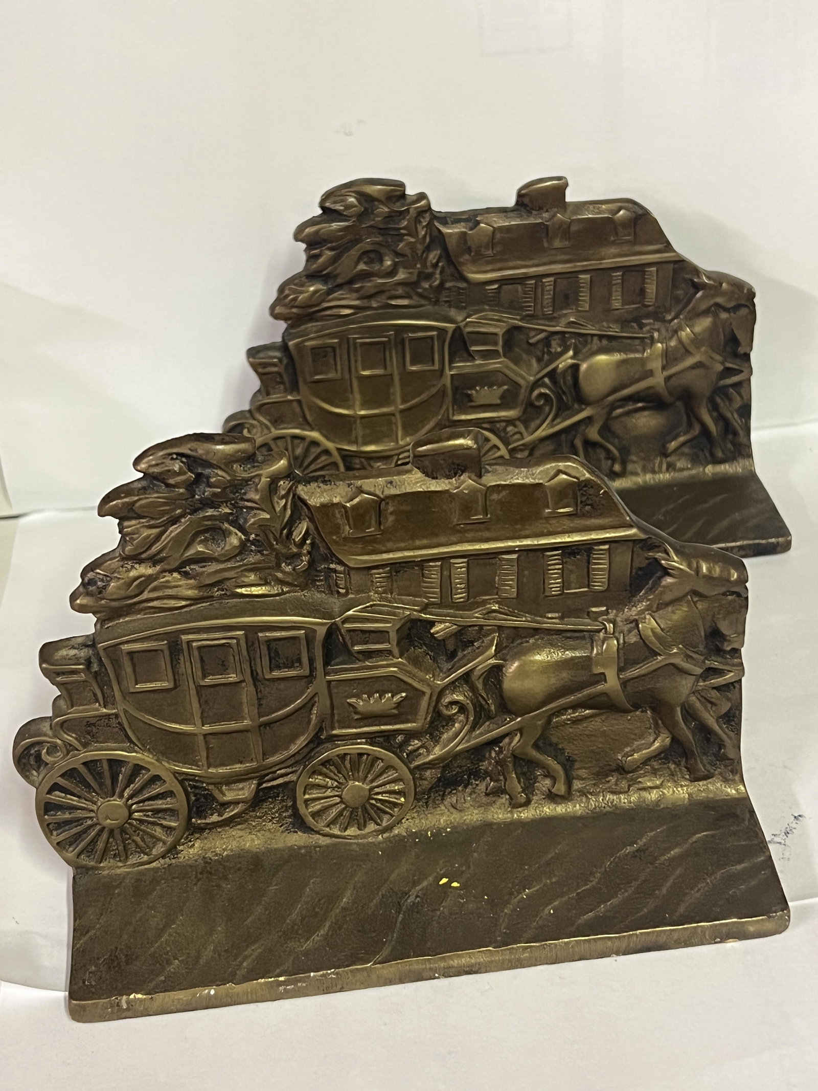 ANTIQUE PAIR OF OLD HORSES WITH CHARIOT BOOKENDS: ANTIQUE PAIR OF OLD HORSES WITH CHARIOT BOOKENDS. IT IS IN MINT OVERALL SHAPE AND CONDITION WITH A BEAUTIFUL OVERALL PATINA. A GREAT FIND AND AN EXCELLENT ADDITION TO YOUR COLLECTION.