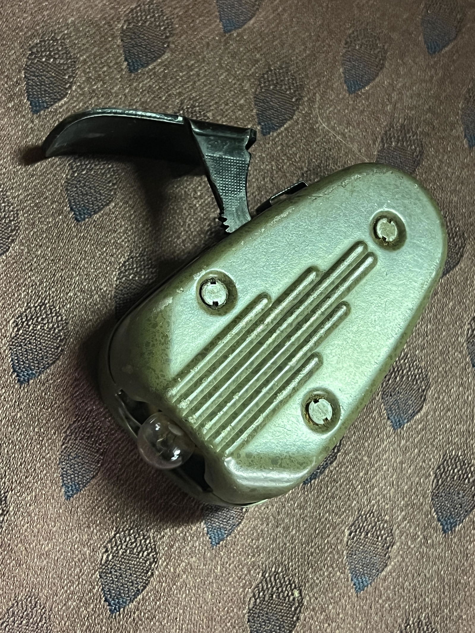 VINTAGE OLD HAND CRANK FLASHLIGHT (1 of 4)