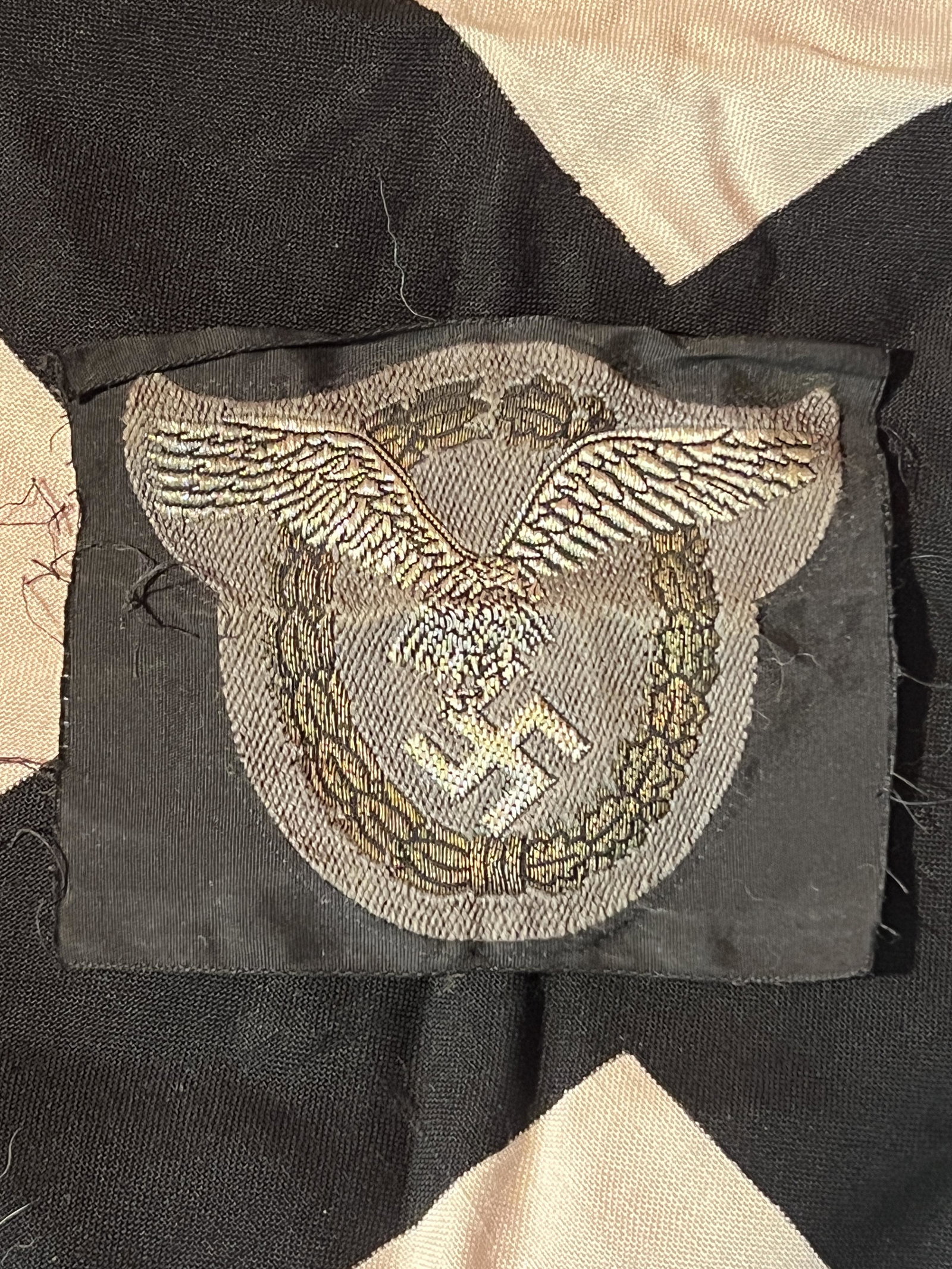 WW2 GERMAN LUFTWAFFE PILOT BADGE IN CLOTH: WW2 GERMAN LUFTWAFFE PILOT BADGE IN CLOTH. A RARE FIND. IT IS IN MINT OVERALL SHAPE AND CONDITION. BEUATIFULLY CONSTRUCTED. SHOWS USE AND WEAR. A GREAT FIND AND AN EXCELLENT ADDITION TO YOUR COLLECTIO