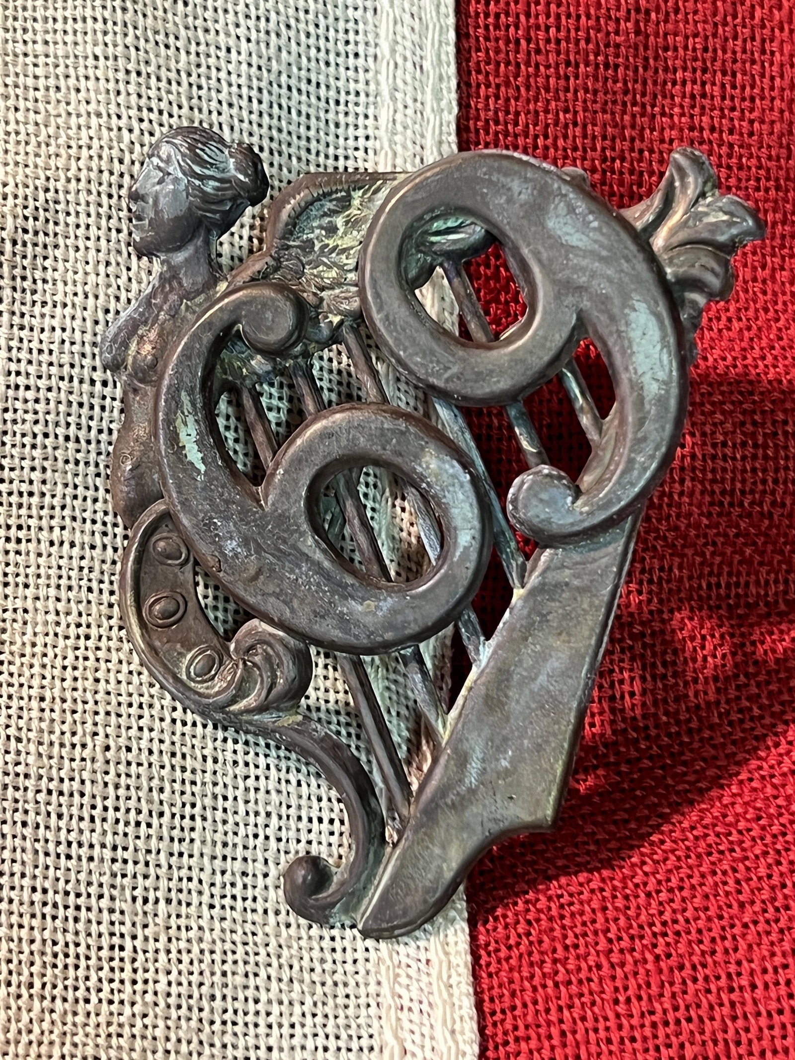 CIVIL WAR IRISH BRIGADE HARP #69 INSIGNIA: CIVIL WAR IRISH BRIGADE HARP #69 INSIGNIA. A RARE FIND. IT IS IN MINT OVERALL SHAPE AND CONDITION WITH A BEAUTIFUL OVERALL PATINA. A GREAT FIND AND AN EXCELLENT ADDITION TO YOUR COLLECTION.