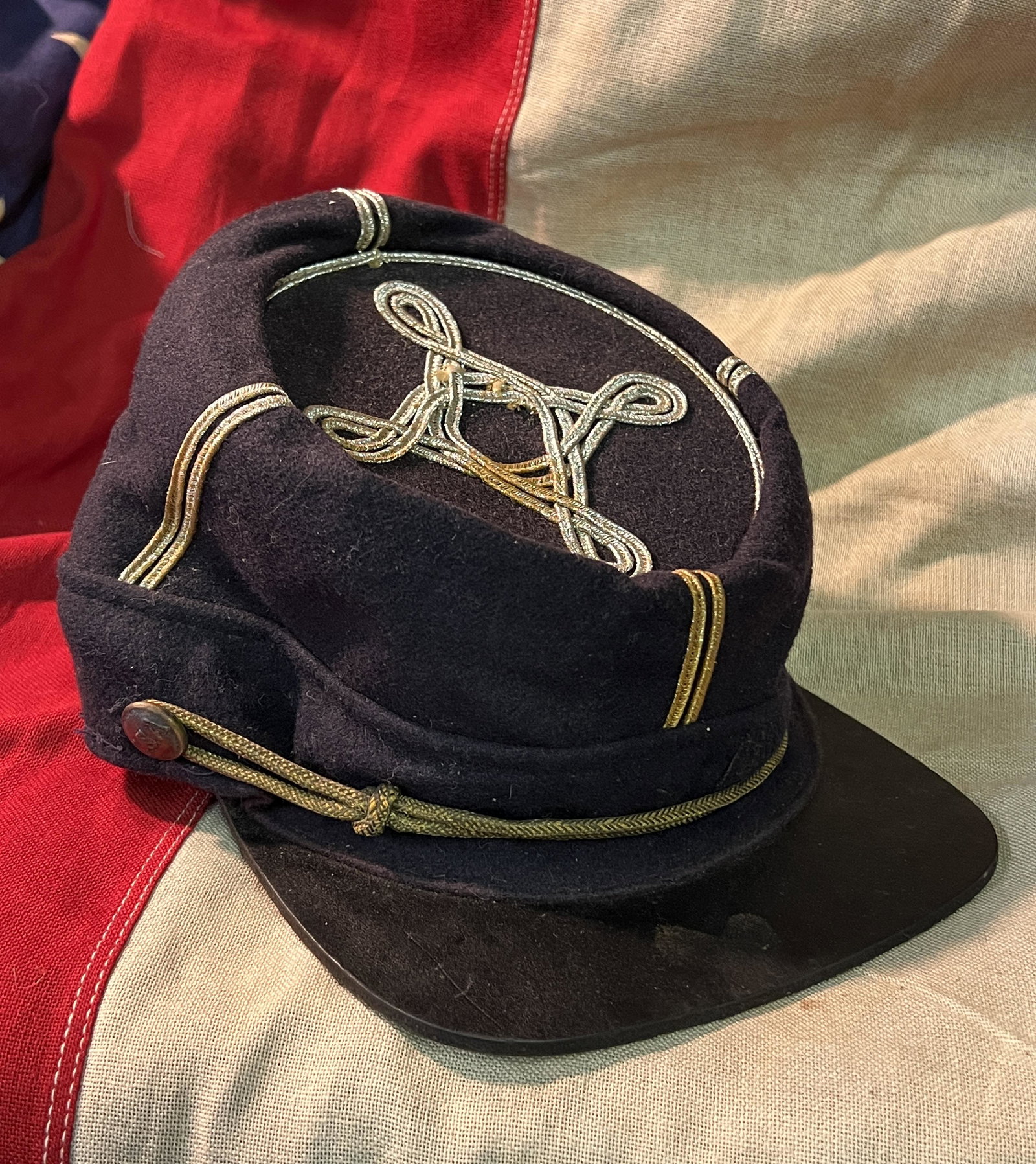 CIVIL WAR CONFEDERATE VETERANS KEPI: CIVIL WAR CONFEDERATE VETERANS KEPI. A RARE FIND. IT IS IN MINT OVERALL SHAPE AND CONDITION WITH A BEAUTIFUL OVERALL PATINA. HAS THE CSA BUTTONS ON THE SIDES. COMES COMPLETE WITH NO MISSING PIECES. A 