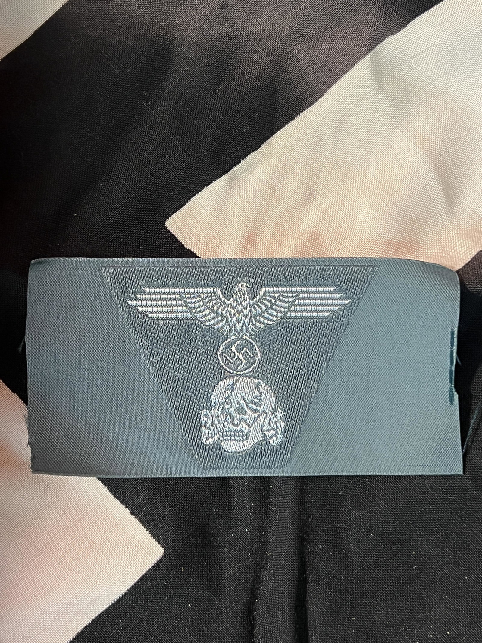 WW2 GERMAN TOTENKOPF SKULL & EAGLE CLOTH BADGE: WW2 GERMAN TOTENKOPF SKULL & EAGLE CLOTH BADGE. A RARE FIND. IT IS IN MINT OVERALL SHAPE AND CONDITION WITH A BEAUTIFUL OVERALL PATINA. PLEASE VIEW ALL DETAILED PICTURES. A GREAT FIND AND AN EXCELLENT