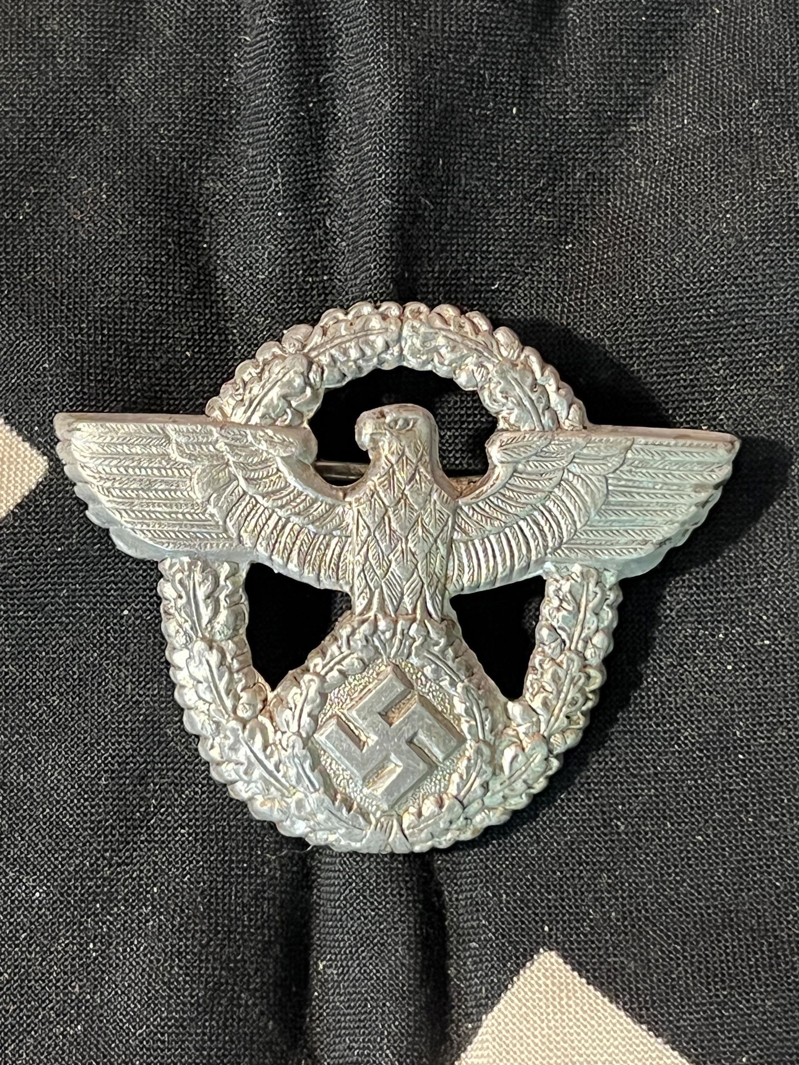 WW2 GERMAN POLICE HAT INSIGNIA: WW2 GERMAN POLICE HAT INSIGNIA. A RARE FIND. IT IS IN MINT OVERALL SHAPE AND CONDITION WITH A BEAUTIFUL OVERALL PATINA. HAS A GREAT LOOK TO IT WITH AN EXCELLENT OVERALL EYE APPEAL. A GREAT FIND AND AN