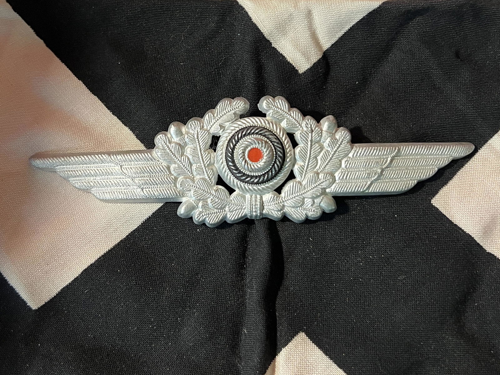 WW2 GERMAN VISOR CAP COCKADE: WW2 GERMAN VISOR CAP COCKADE. A RARE FIND. IT IS IN MINT OVERALL SHAPE AND CONDITION WITH A BEAUTIFUL OVERALL PATINA. A GREAT FIND AND AN EXCELLENT ADDITION TO YOUR COLLECTION.