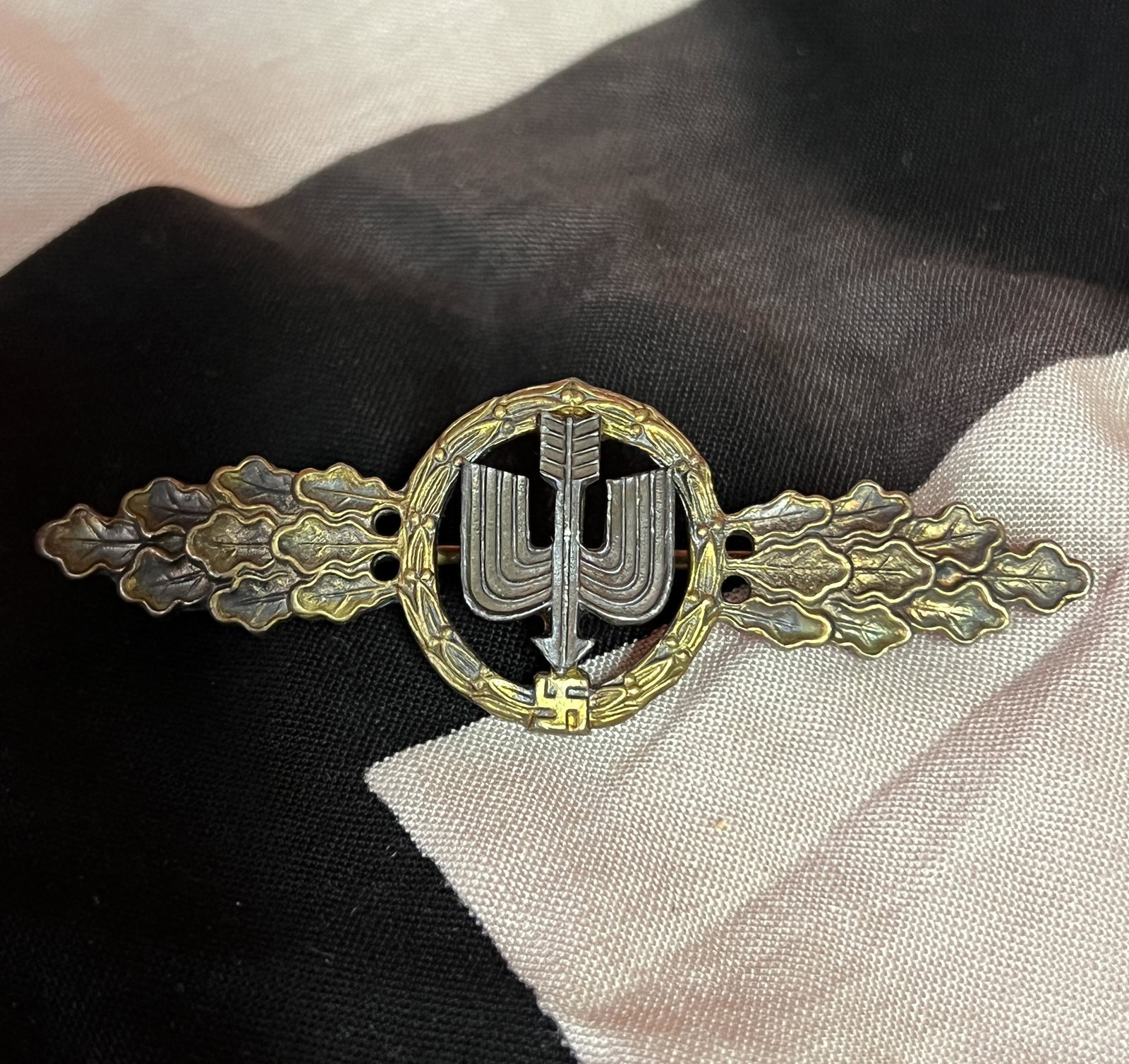 WW2 GERMAN LUFTWAFFE BOMBER CLASP IN GOLD: WW2 GERMAN LUFTWAFFE BOMBER CLASP IN GOLD. A RARE FIND. THE CENTRAL DEVICE OF THE WINGED BOMB DENOTES THE AWARD FOR CREWS OF HEAVY, MEDIUM, AND DIVE BROTHERS. THESE ARE VERY RARE ON THE COLLECTOR'S MA