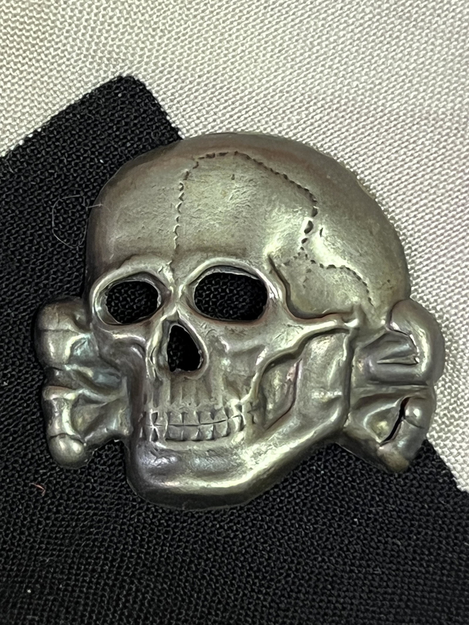 WW2 GERMAN TOTENKOPF SS SKULL VISOR CAP INSIGNIA: WW2 GERMAN TOTENKOPF SS SKULL VISOR CAP INSIGNIA. A RARE FIND. IT IS IN MINT OVERALL SHAPE AND CONDITION WITH A BEAUTIFUL OVERALL PAITNA. HAS A GREAT LOOK TO IT WITH AN EXCELLENT OVERALL EYE APPEAL. P