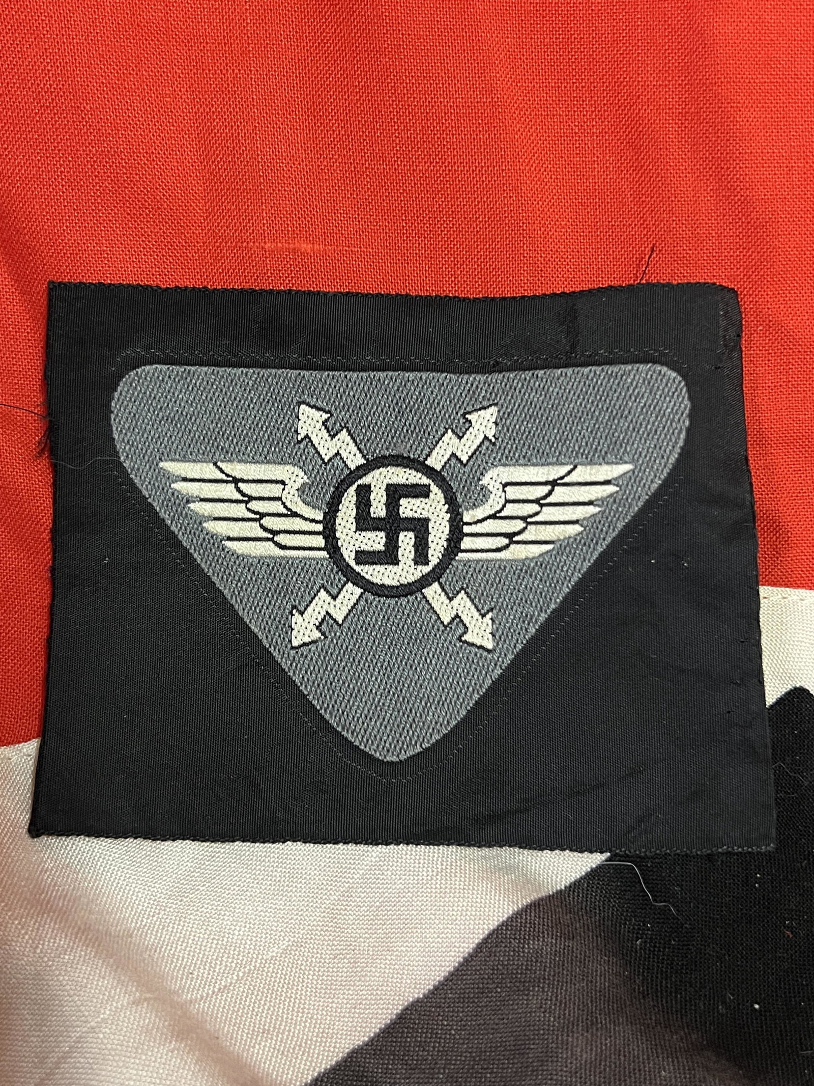 WW2 GERMAN BOMBER CLOTH INSIGNIA: WW2 GERMAN BOMBER CLOTH INSIGNIA. A RARE FIND. IT IS IN MINT OVERALL SHAPE AND CONDITION WITH A BEAUTIFUL OVERALL PATINA. A GREAT FIND AND AN EXCELLENT ADDITION TO YOUR COLLECTION.