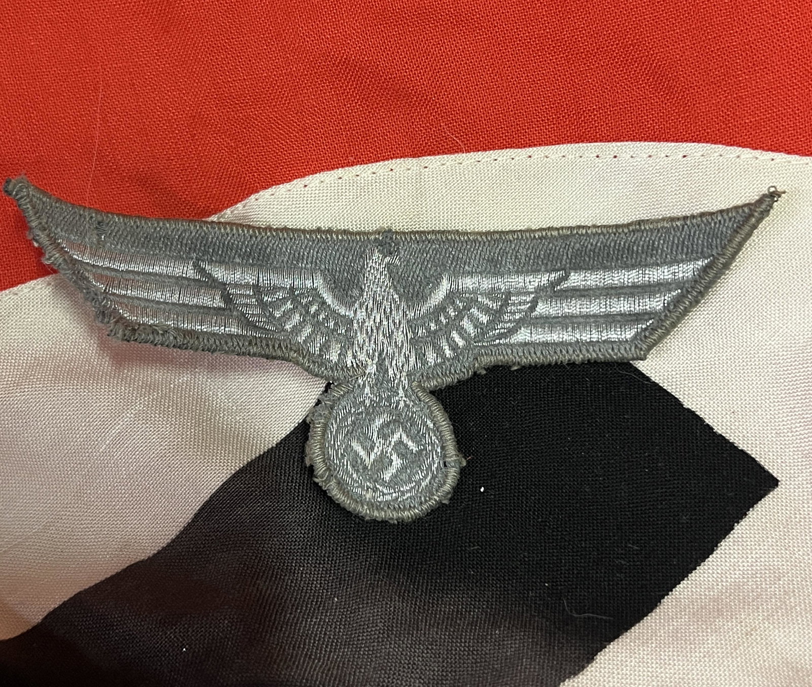 WW2 GERMAN WEHRMACHT OFFICER EAGLE UNIFORM CLOTH BADGE: WW2 GERMAN WEHRMACHT OFFICER EAGLE UNIFORM CLOTH BADGE. A RARE FIND. IT IS IN MINT OVERALL SHAPE AND CONDITION WITH A BEAUTIFUL OVERALL PATINA. A GREAT FIND AND AN EXCELLENT ADDITION TO YOUR COLLECTIO