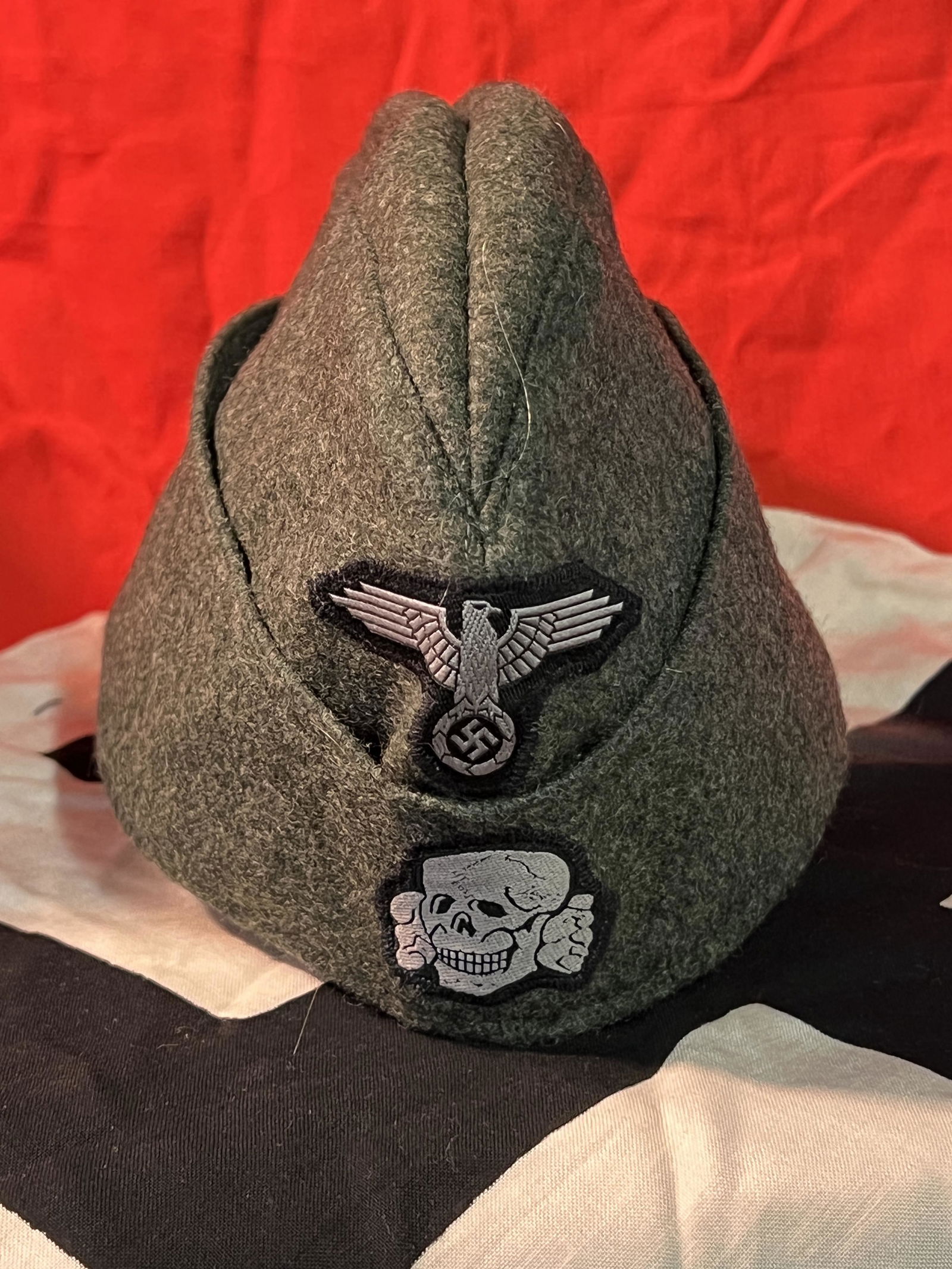 WW2 GERMAN M40 TOTENKOPF SS OVERSSEAS SIDE CAP: WW2 GERMAN M40 TOTENKOPF SS OVERSSEAS SIDE CAP WITH BEVO SS TOTENKOPF SKULL AND EAGLE. A VERY RARE FIND. IT IS IN MINT OVERALL SHAPE AND CONDITION WITH A BEAUTIFUL OVERALL PATINA. HAS A GREAT LOOK TO
