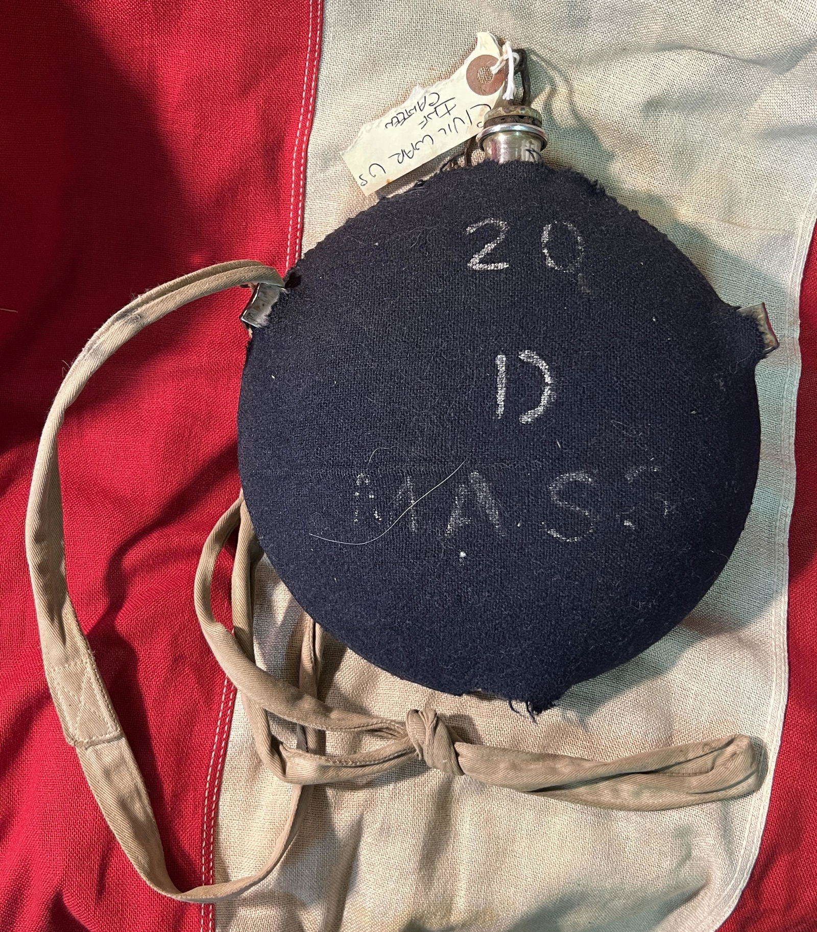 RARE CIVIL WAR INFANTRY MASSACHUSETTS #20 D CANVAS CANTEEN WITH SLING: RARE CIVIL WAR INFANTRY MASSACHUSETTS #20 D CANVAS CANTEEN WITH SLING. A RARE FIND. HAS A GREAT LOOK TO IT WITH AN EXCELLENT OVERALL EYE APPEAL. PLEASE VIEW ALL DETAILED PICTURES. A GREAT FIND AND AN