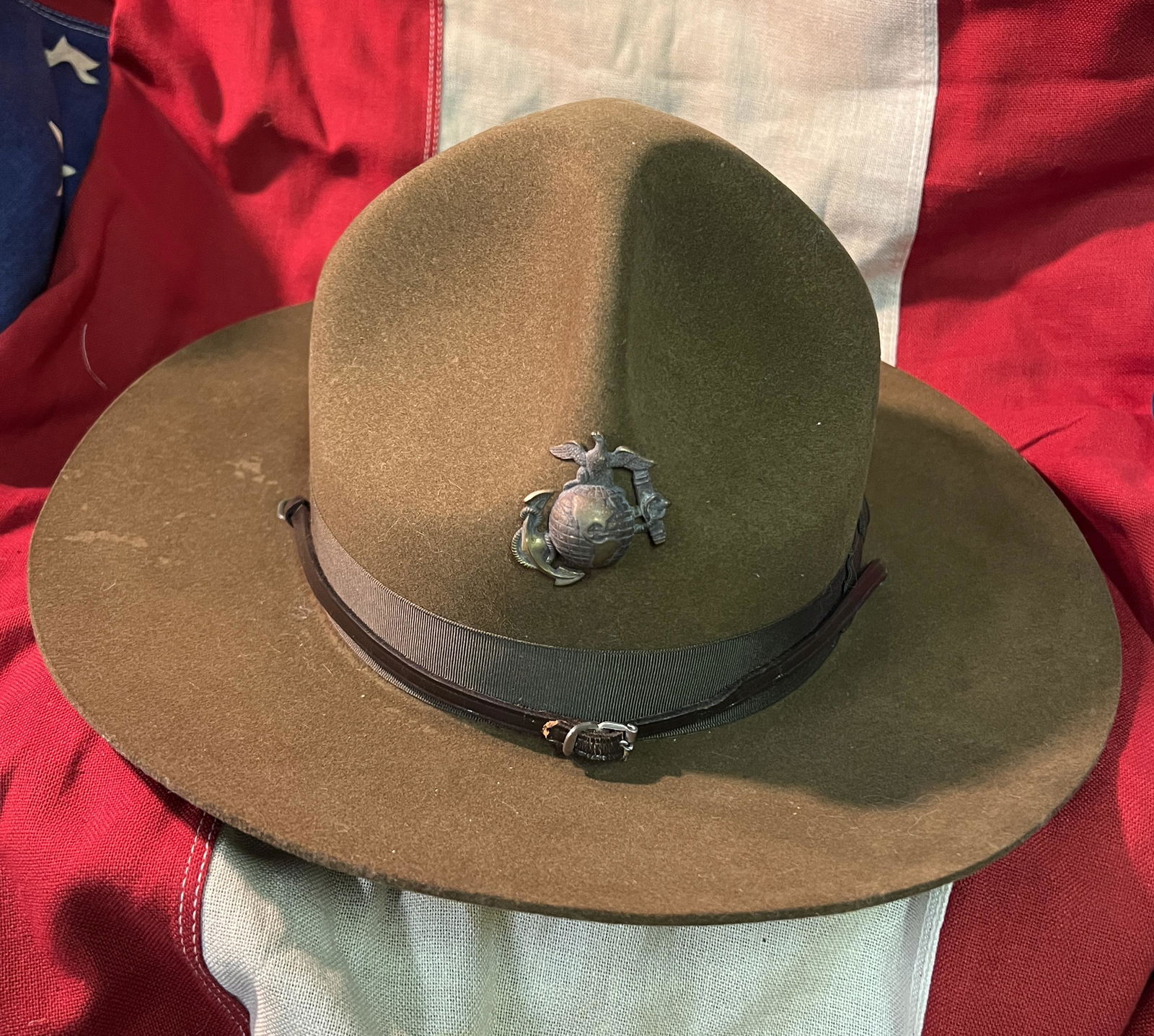 WW2 U.S. MARINE CORPS OFFICER SLOUCH HAT: WW2 U.S. MARINE CORPS OFFICER SLOUCH HAT. IT IS IN MINT OVERALL SHAPE AND CONDITION WITH A BEAUTIFUL OVERALL PATINA. HAS A GREAT LOOK TO IT WITH AN EXCELLENT OVERALL EYE APPEAL. A GREAT FIND AND AN EX