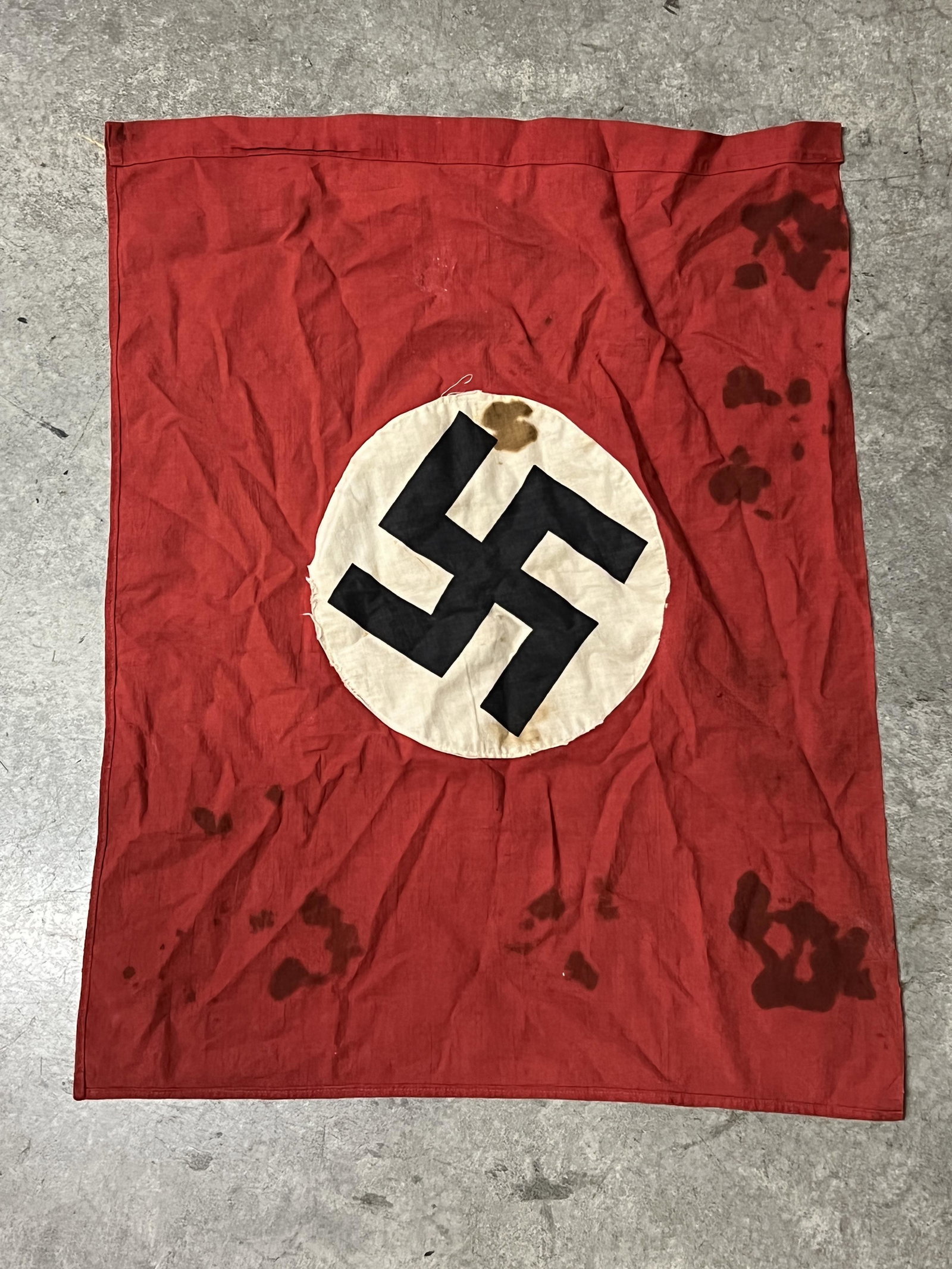 SCARCE WW2 GERMAN BATTLEFIELD USED FLAG W/BLOOD STAINS: SCARCE WW2 GERMAN BATTLEFIELD USED FLAG W/BLOOD STAINS. A VERY RARE FIND. WAS BROUGHT BACK BACK HOME BY A VET. A GREAT COLLECTORS FIND. A GREAT FIND AND AN EXCELLENT ADDITION TO YOUR COLLECTION.