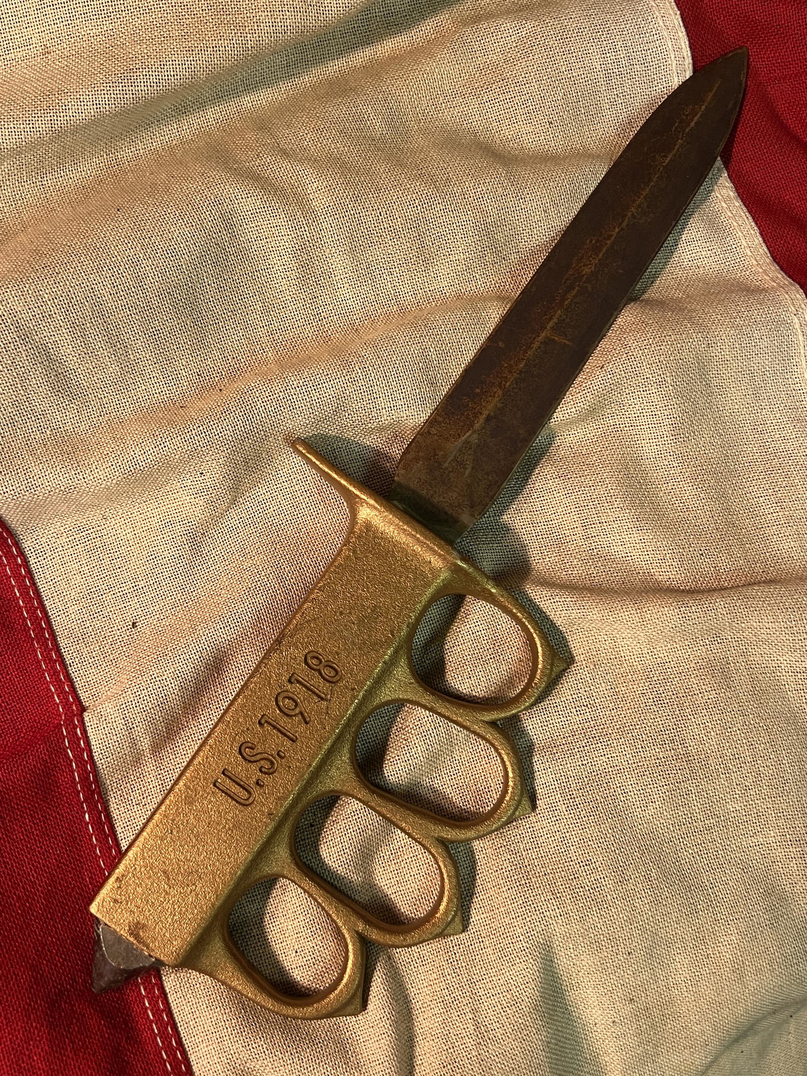 WW1 U.S. 1918 KNUCKLE DUSTER TRENCH KNIFE: WW1 U.S. 1918 KNUCKLE DUSTER TRENCH KNIFE. A RARE FIND. IT IS IN MINT OVERALL SHAPE AND CONDITION WITH A BEAUTIFUL OVERALL PATINA. HAS A GREAT LOOK TO IT WITH AN EXCELLENT OVERALL EYE APPEAL. PLEASE V